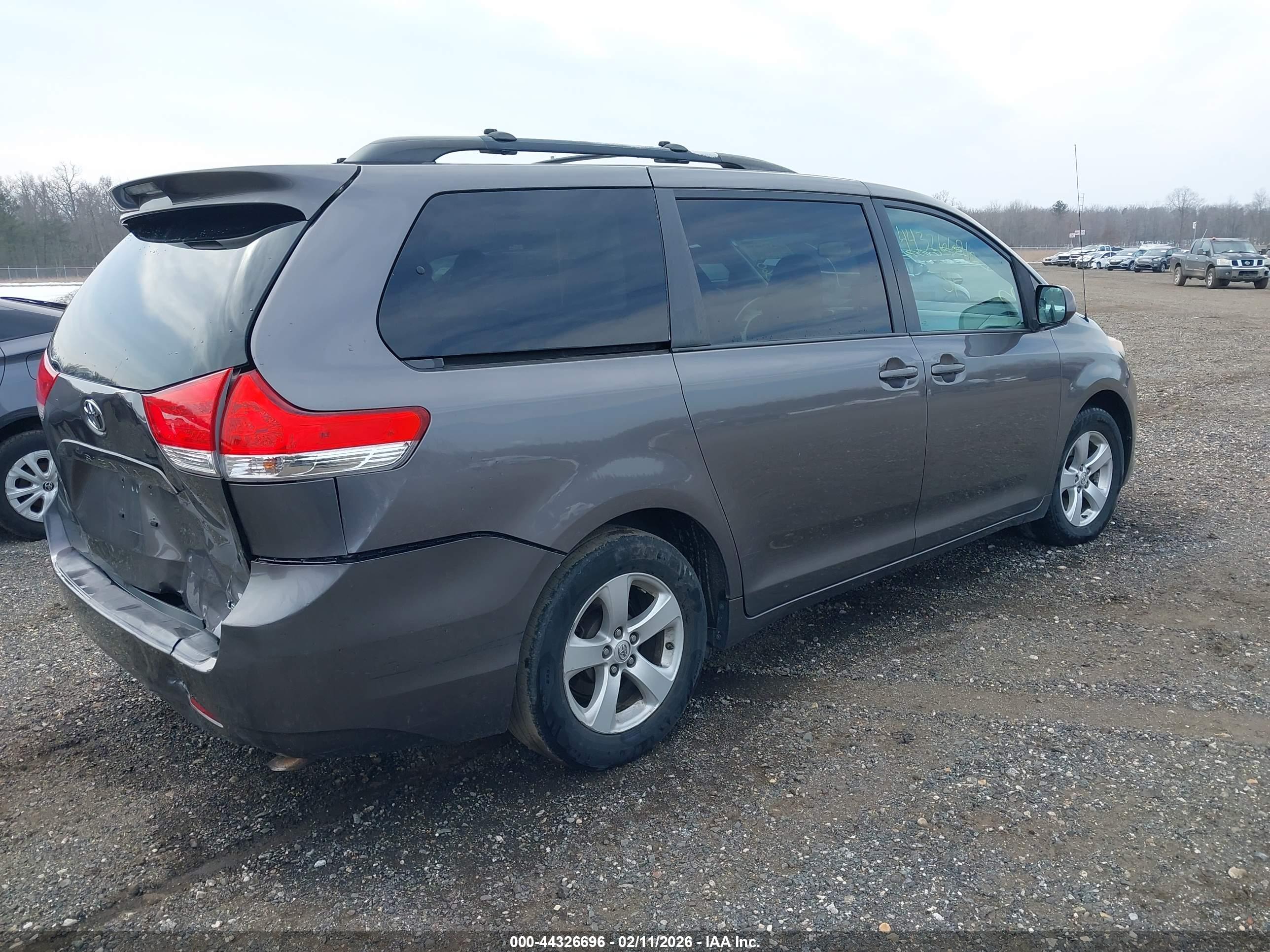 TOYOTA SIENNA image 4