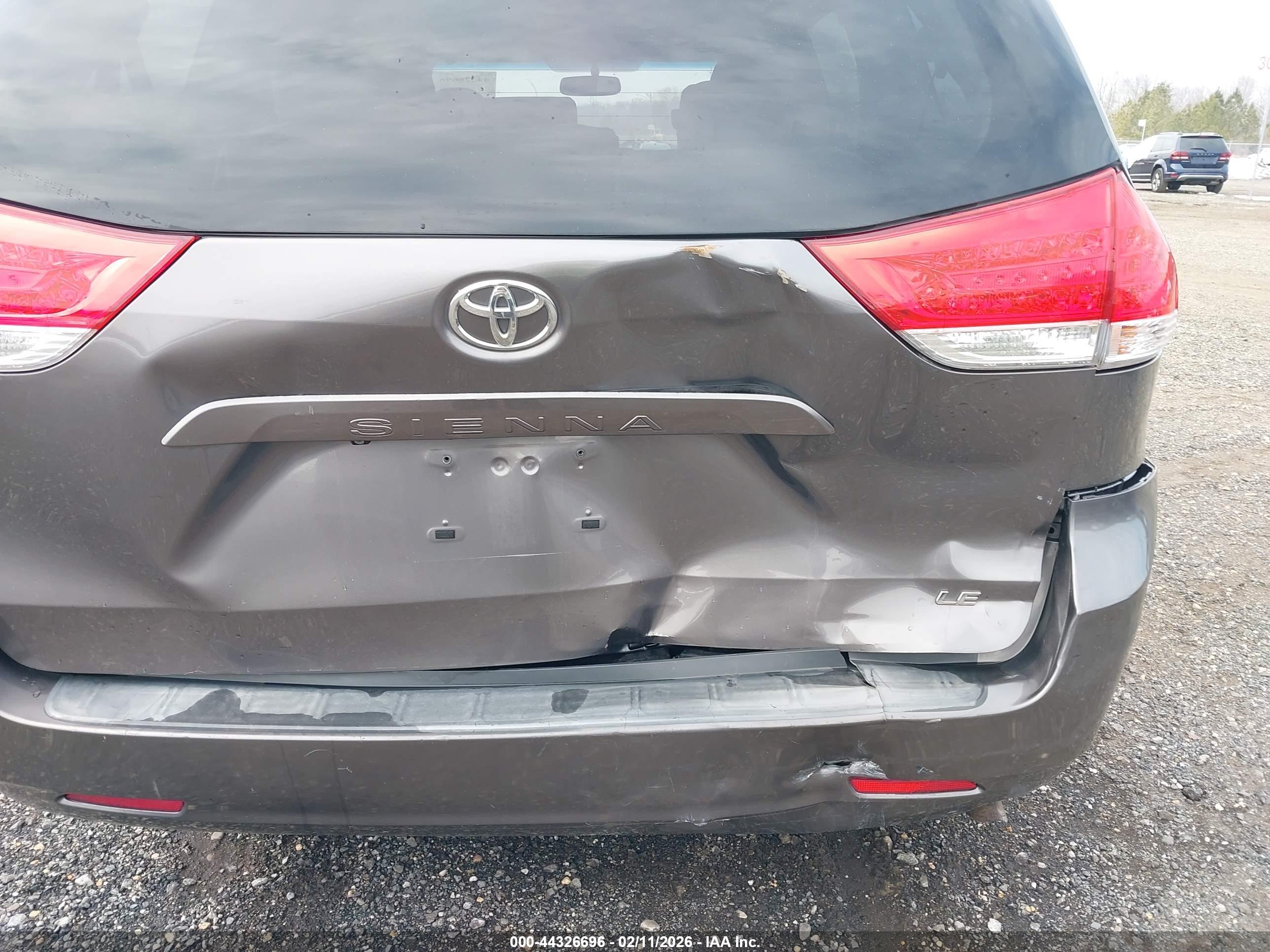 TOYOTA SIENNA image 6