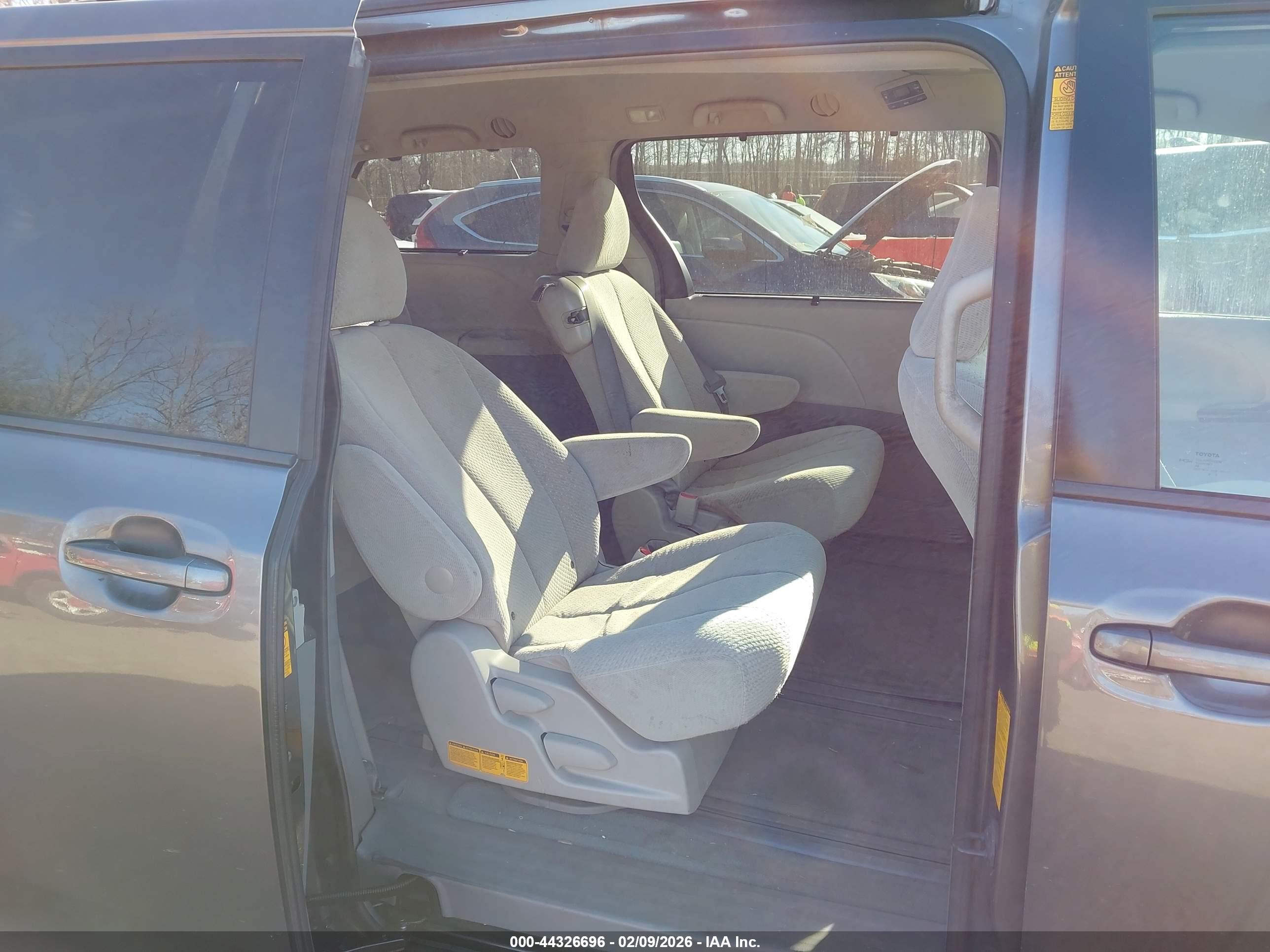 TOYOTA SIENNA image 8