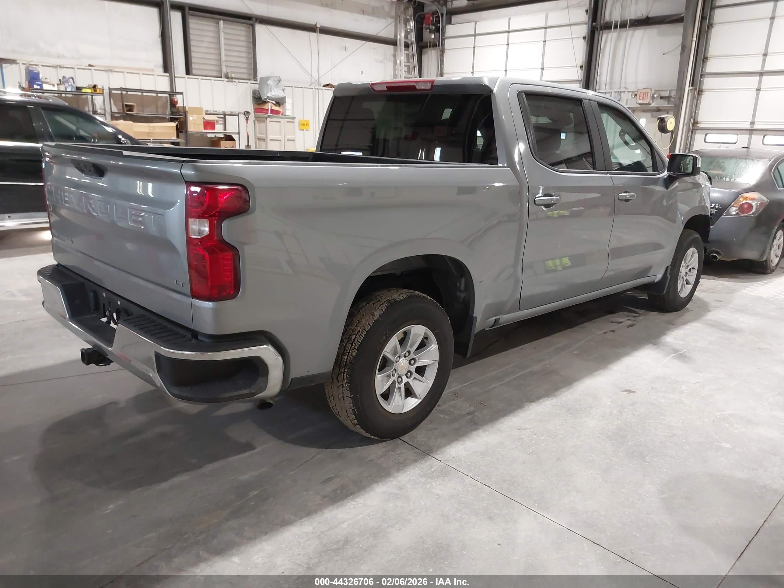 CHEVROLET SILVERADO image 4