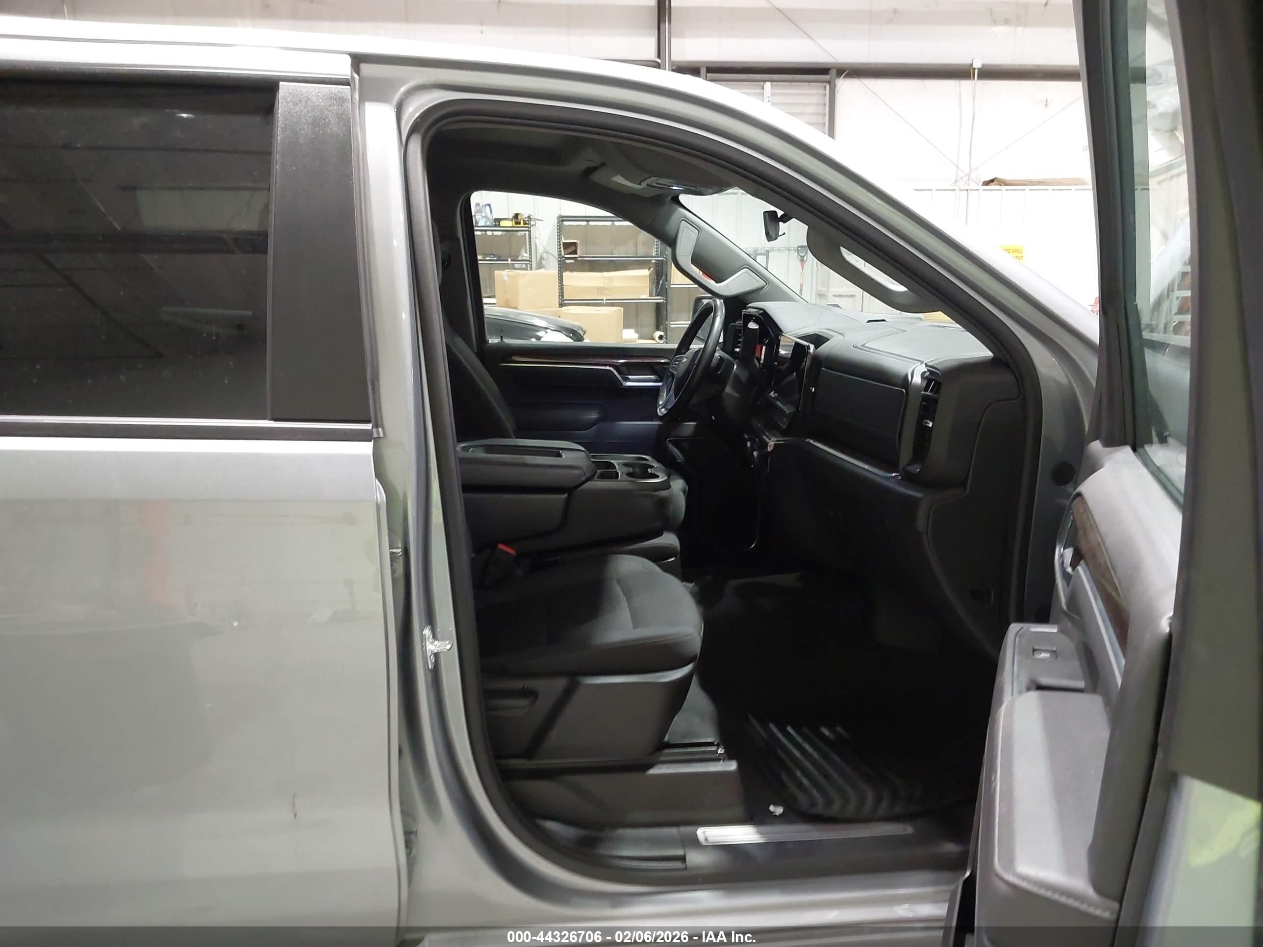 CHEVROLET SILVERADO image 5