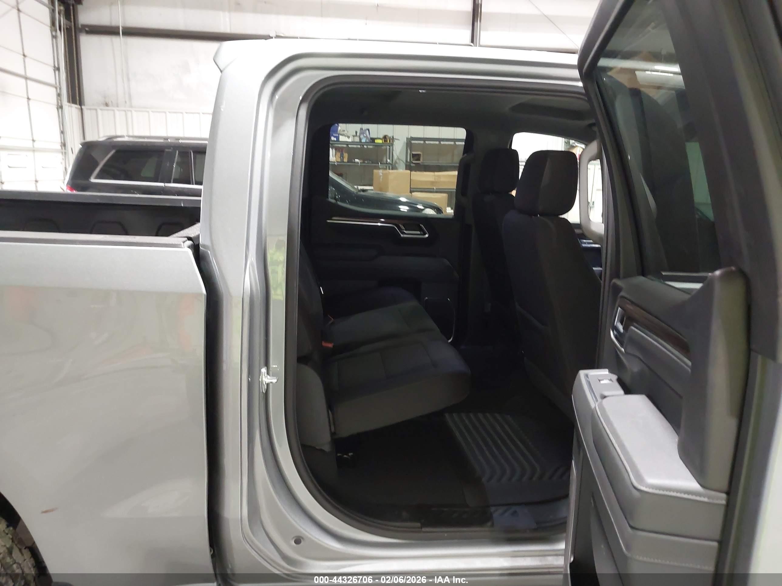CHEVROLET SILVERADO image 8