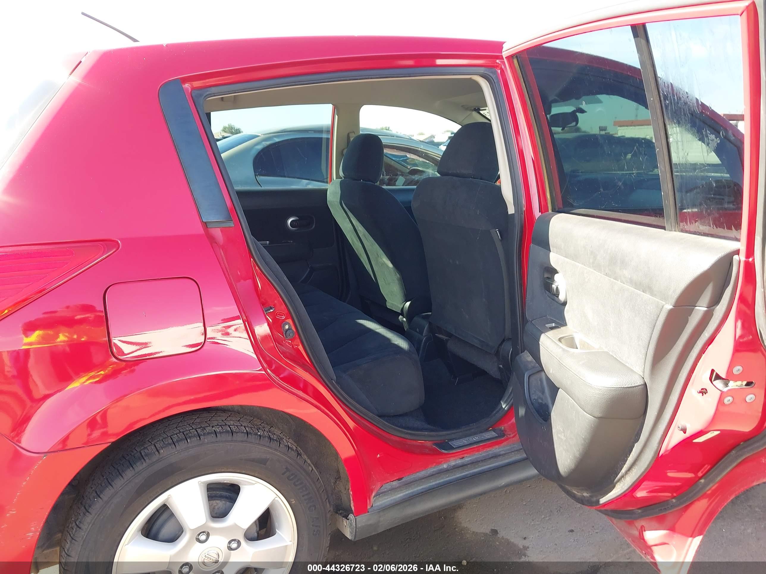 NISSAN VERSA image 8