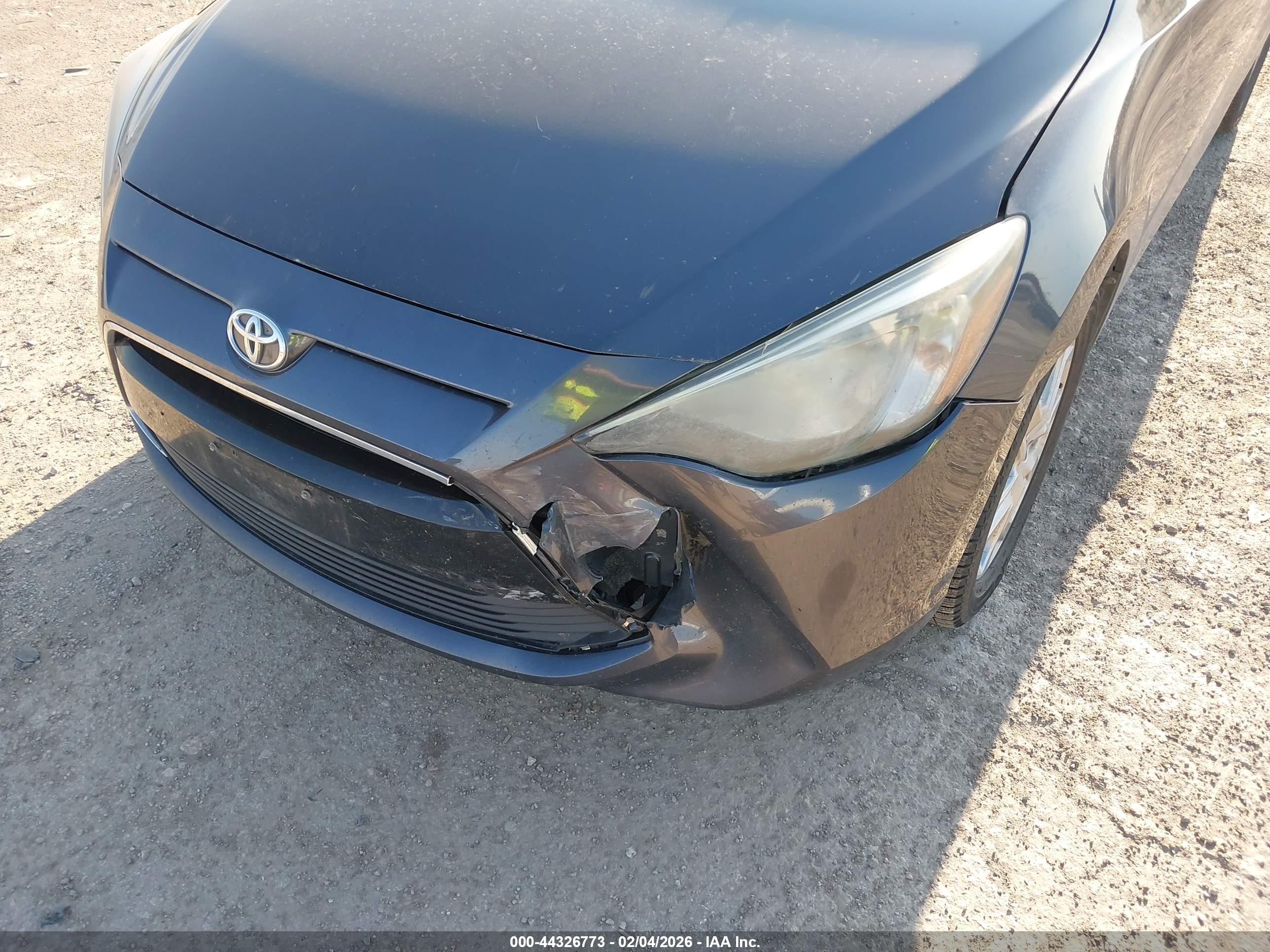 TOYOTA YARIS image 6