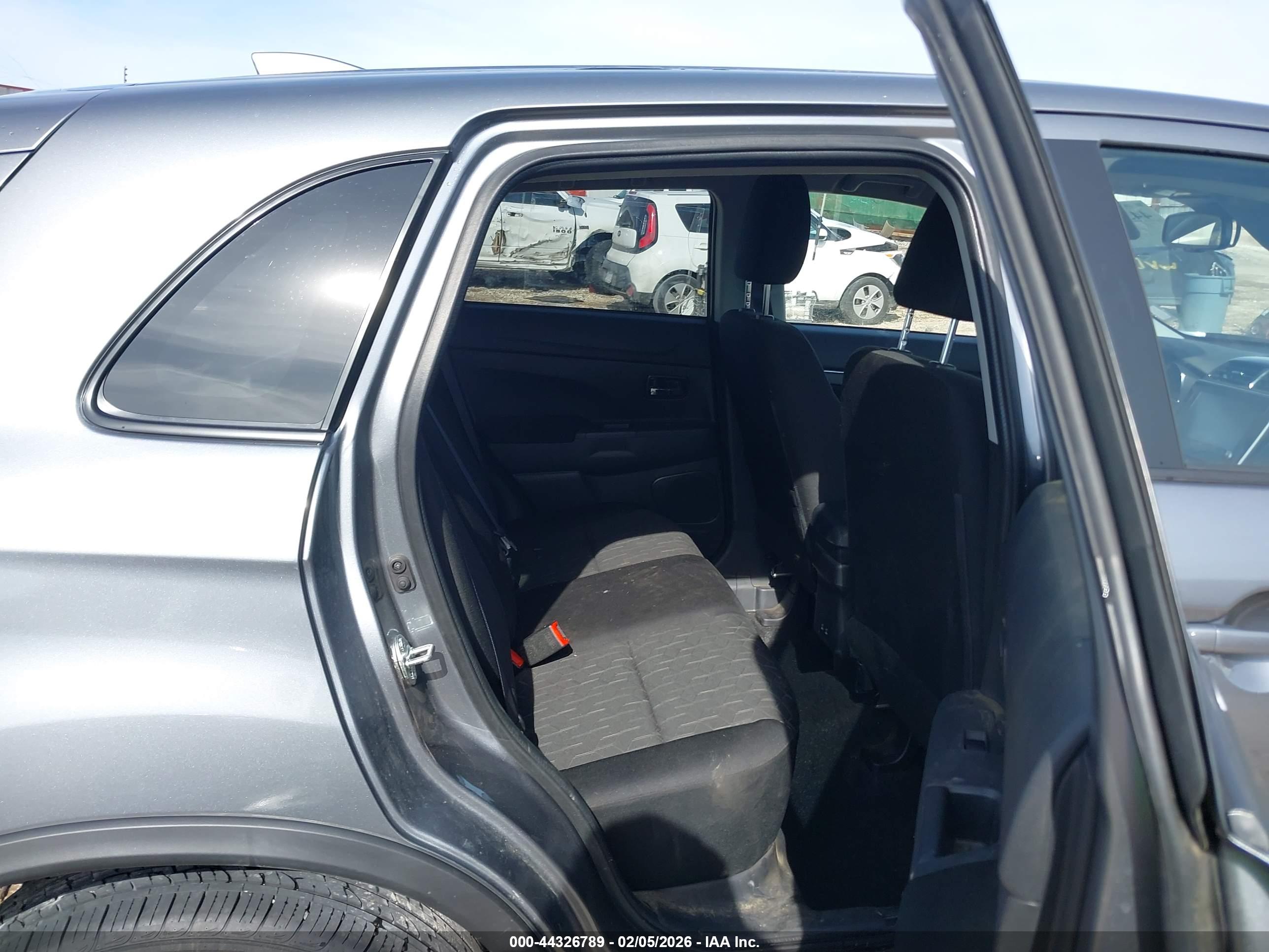MITSUBISHI OUTLANDER image 8