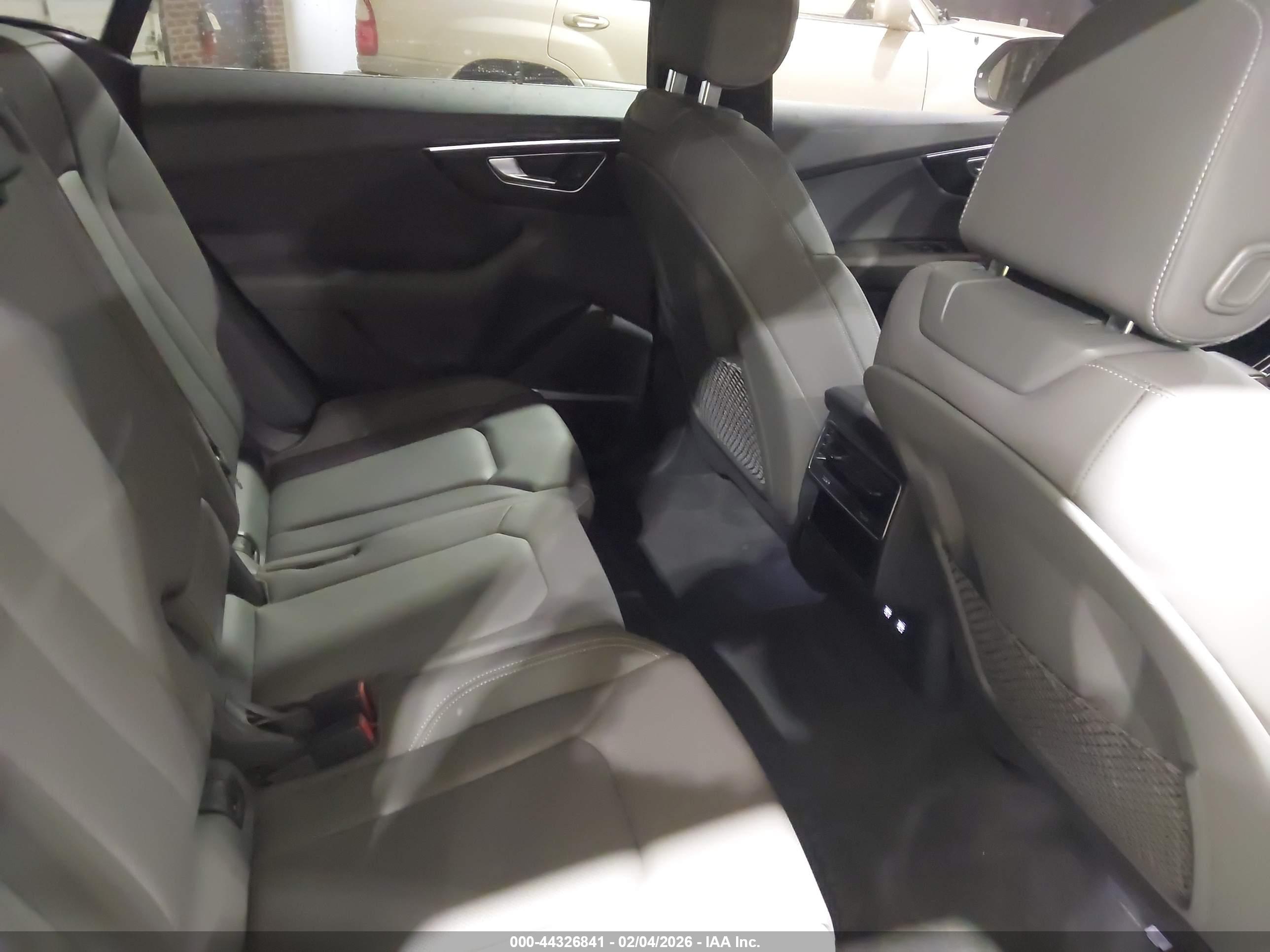 AUDI Q8 image 8