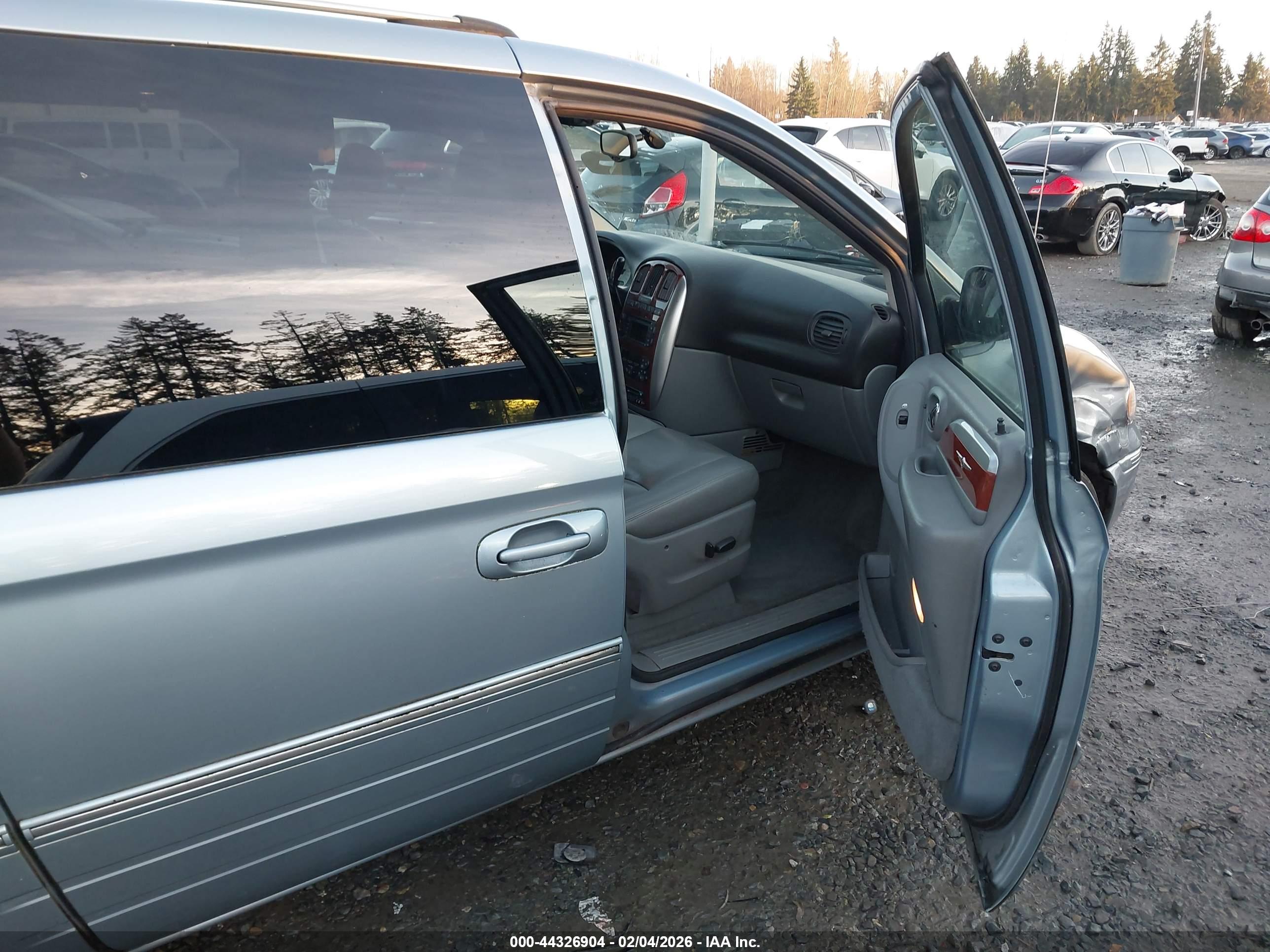 CHRYSLER TOWN image 5