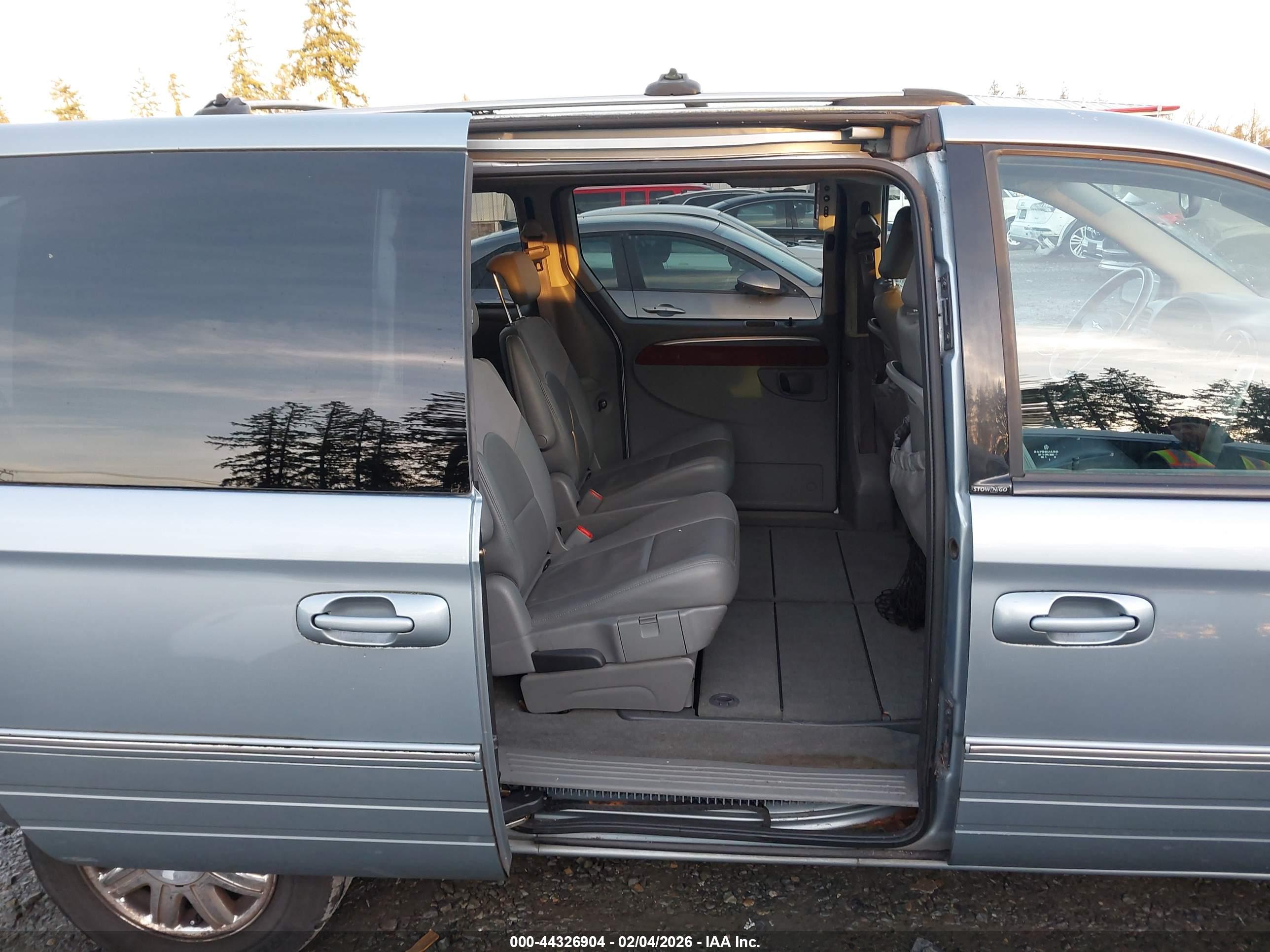 CHRYSLER TOWN image 8
