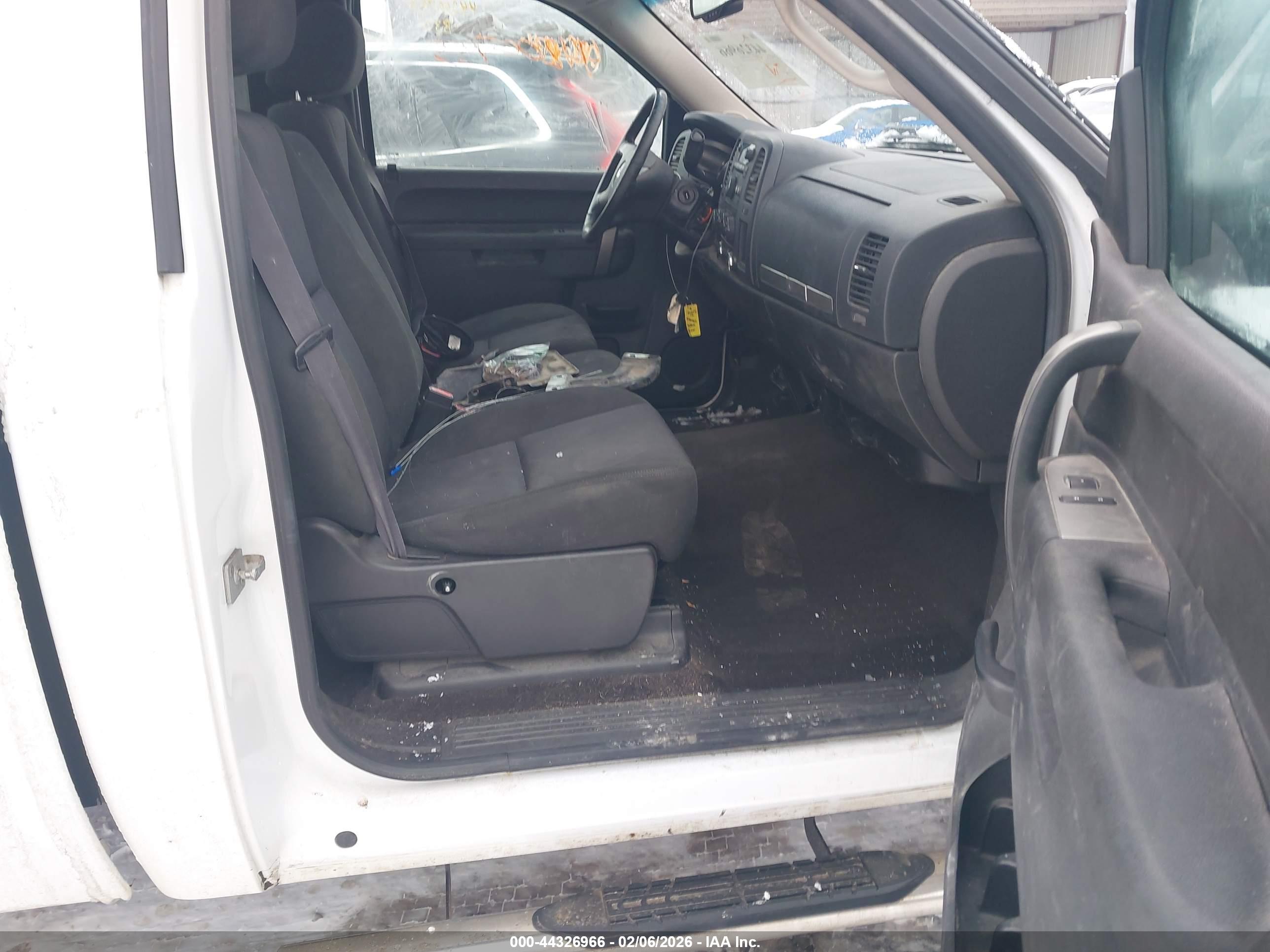 CHEVROLET SILVERADO image 5