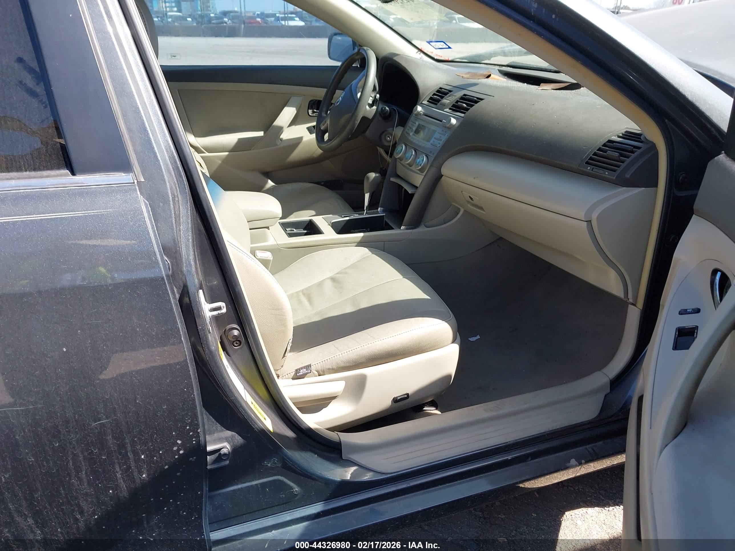 TOYOTA CAMRY image 5