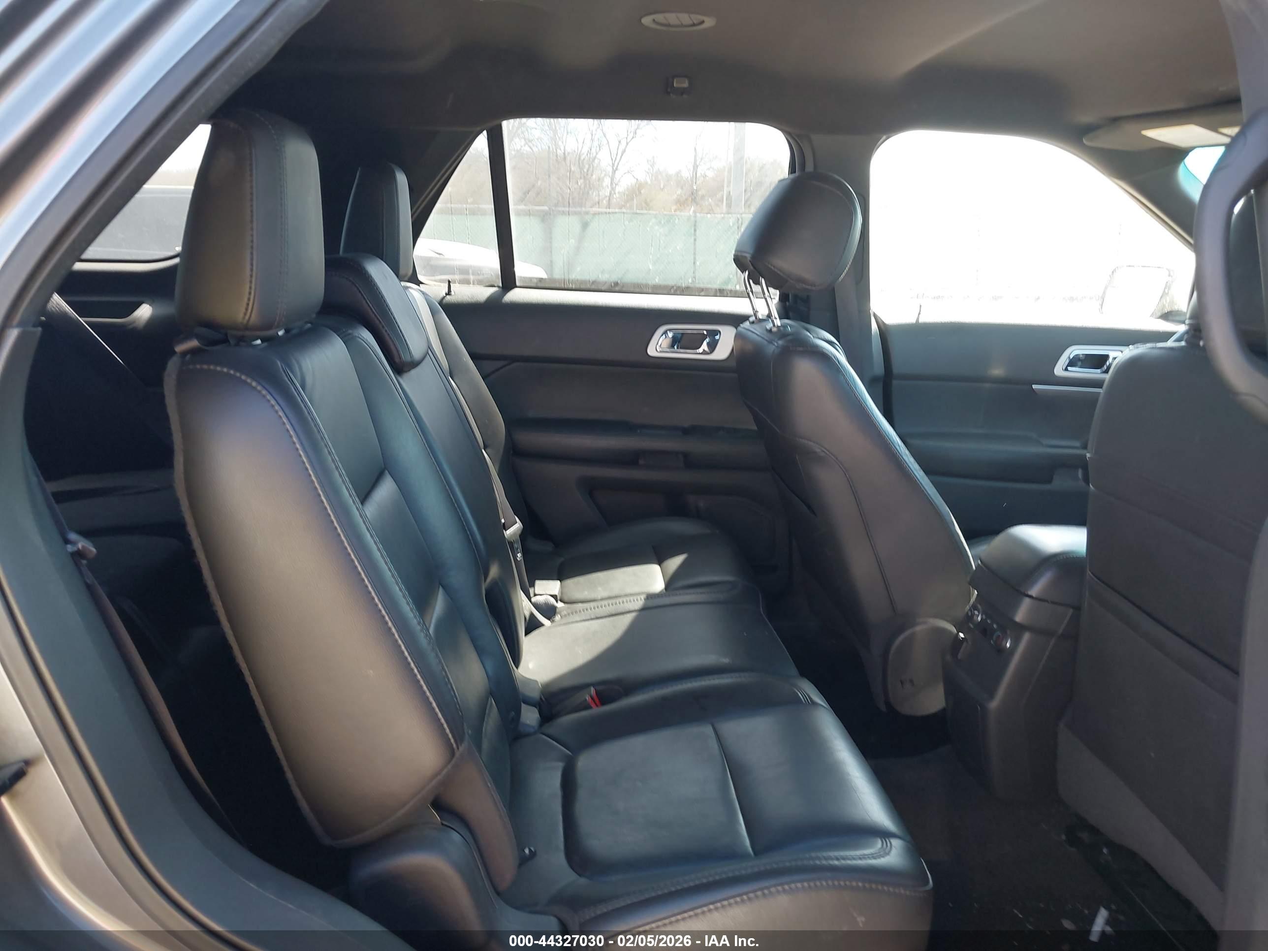 FORD EXPLORER image 8