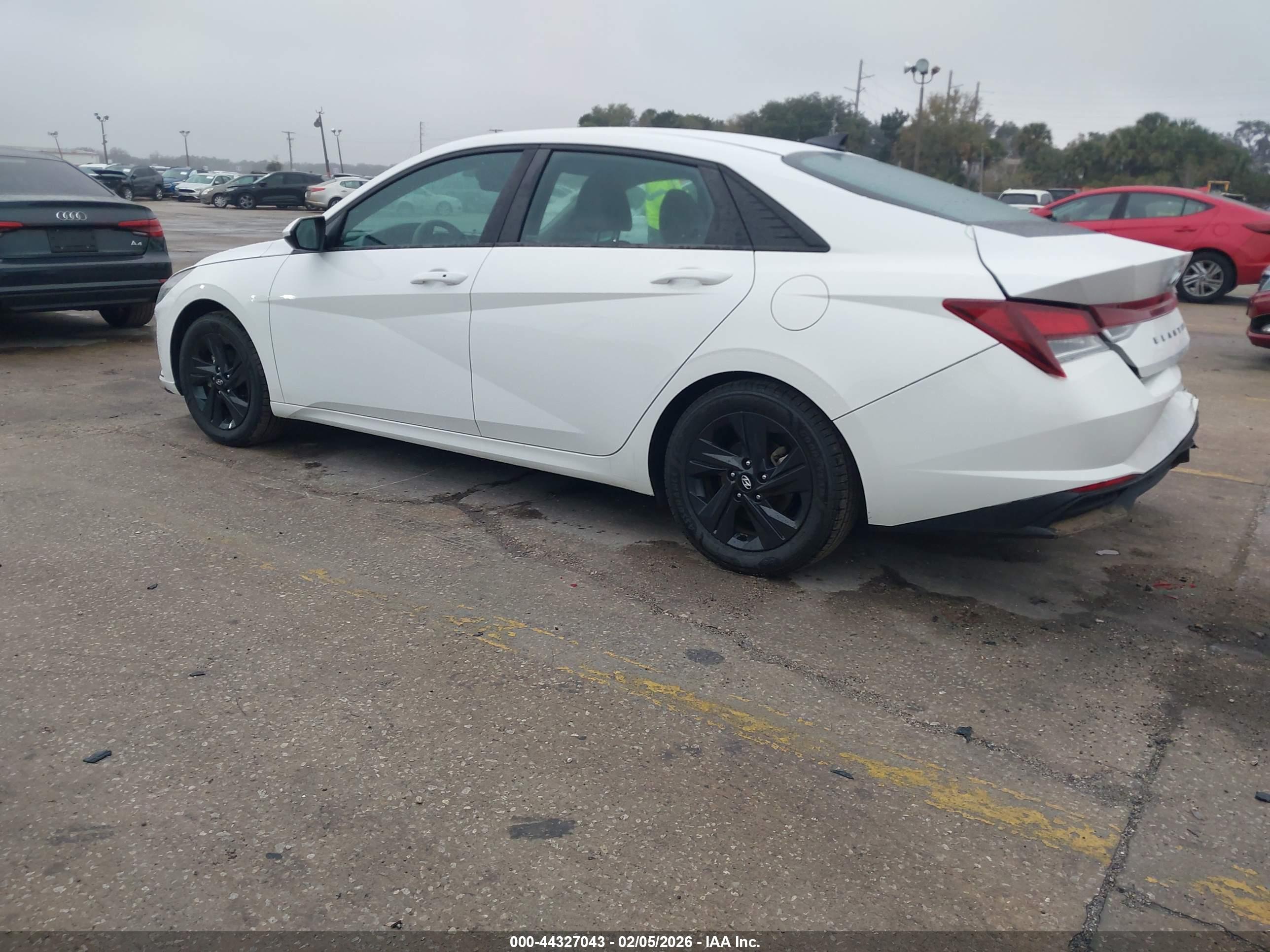 HYUNDAI ELANTRA image 3