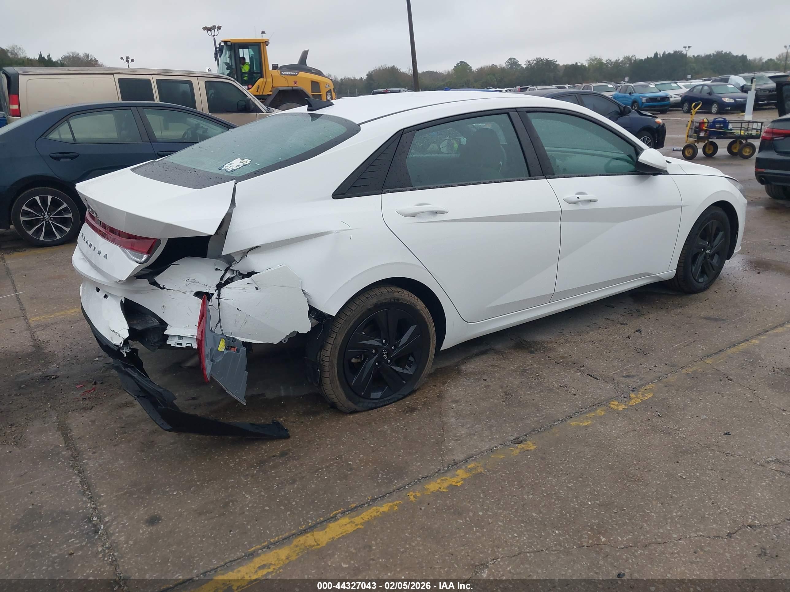 HYUNDAI ELANTRA image 4