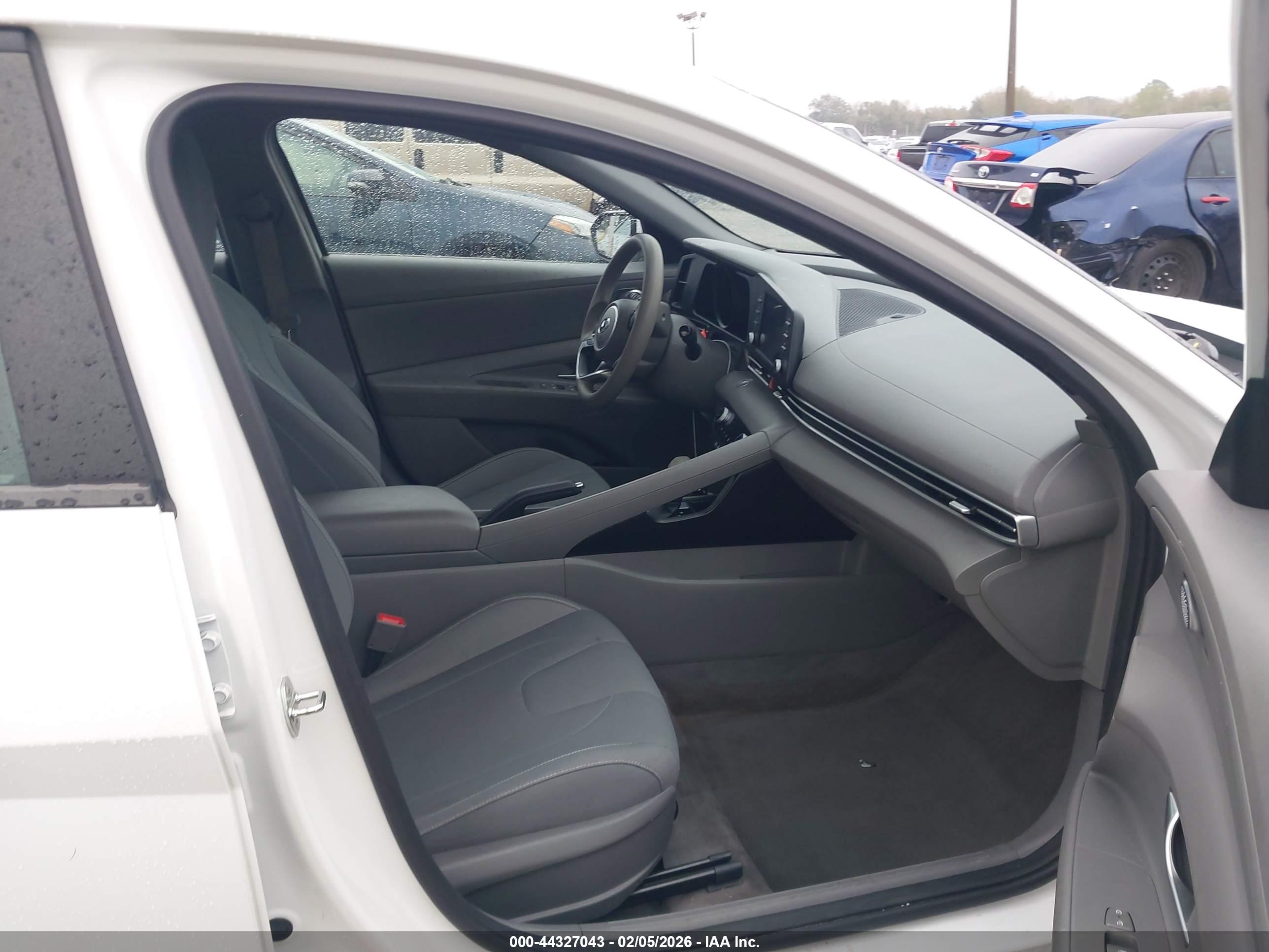 HYUNDAI ELANTRA image 5