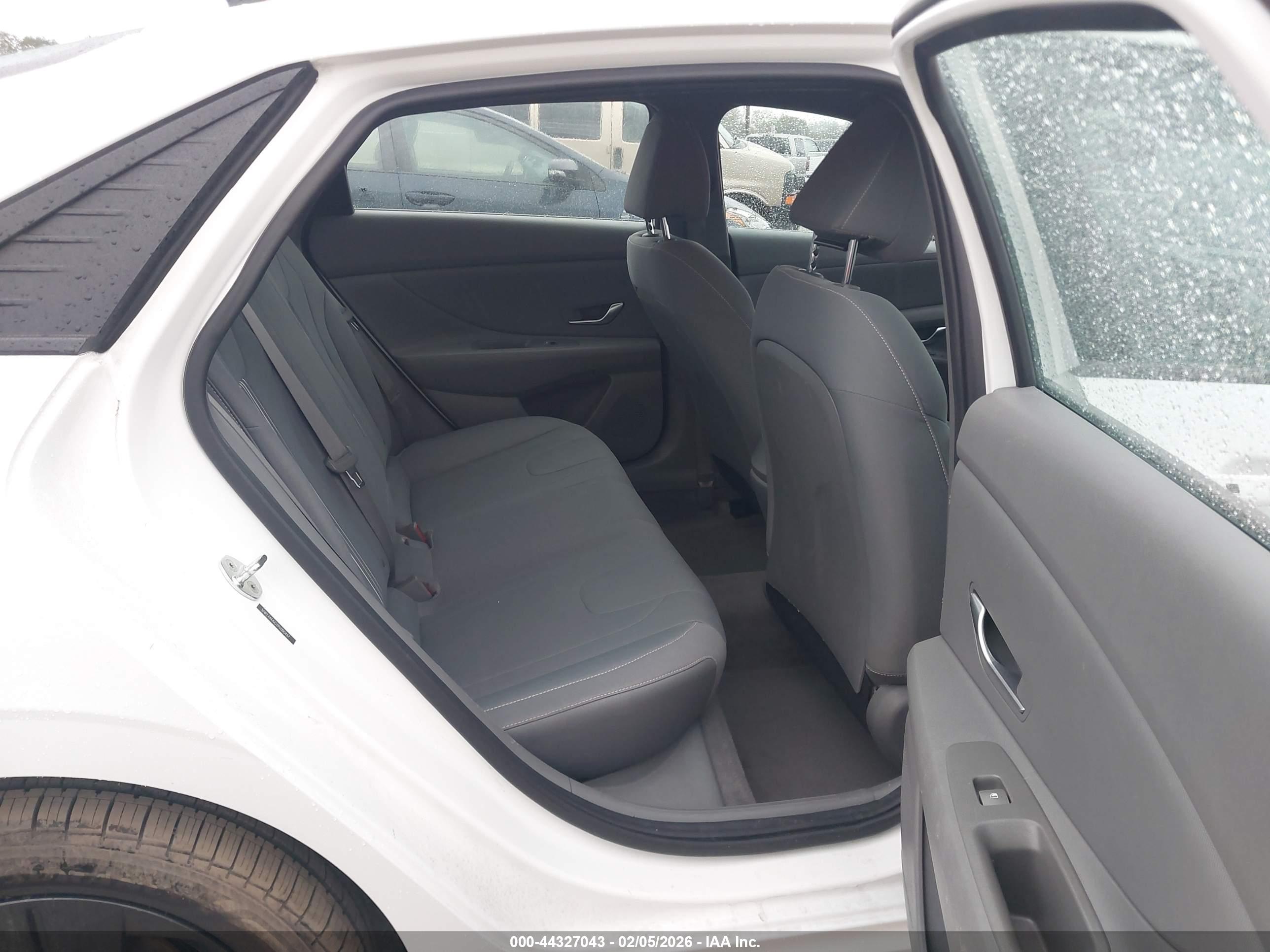 HYUNDAI ELANTRA image 8