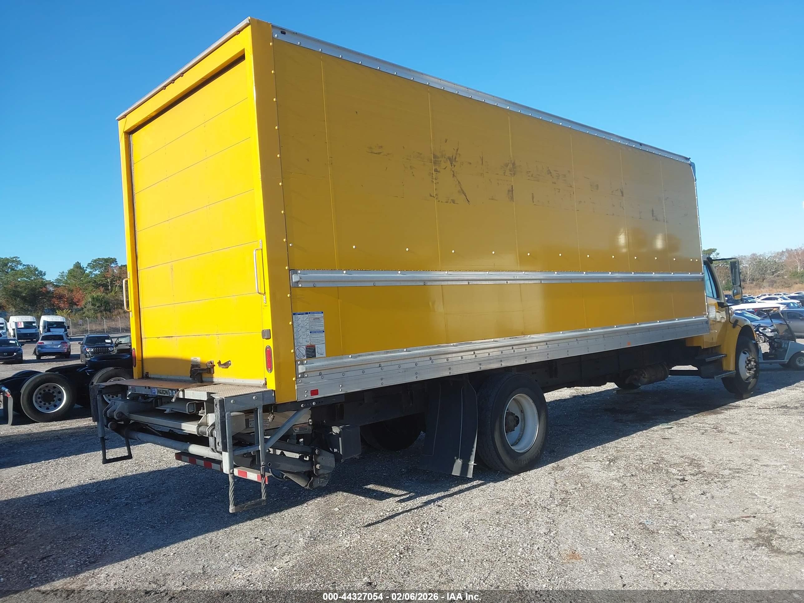 FREIGHTLINER M2 image 4