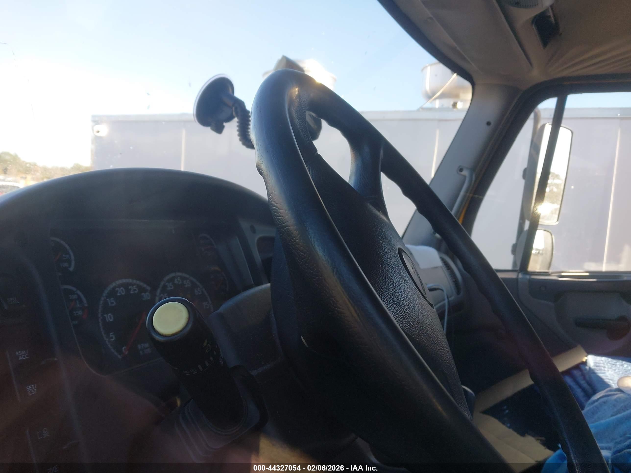 FREIGHTLINER M2 image 6
