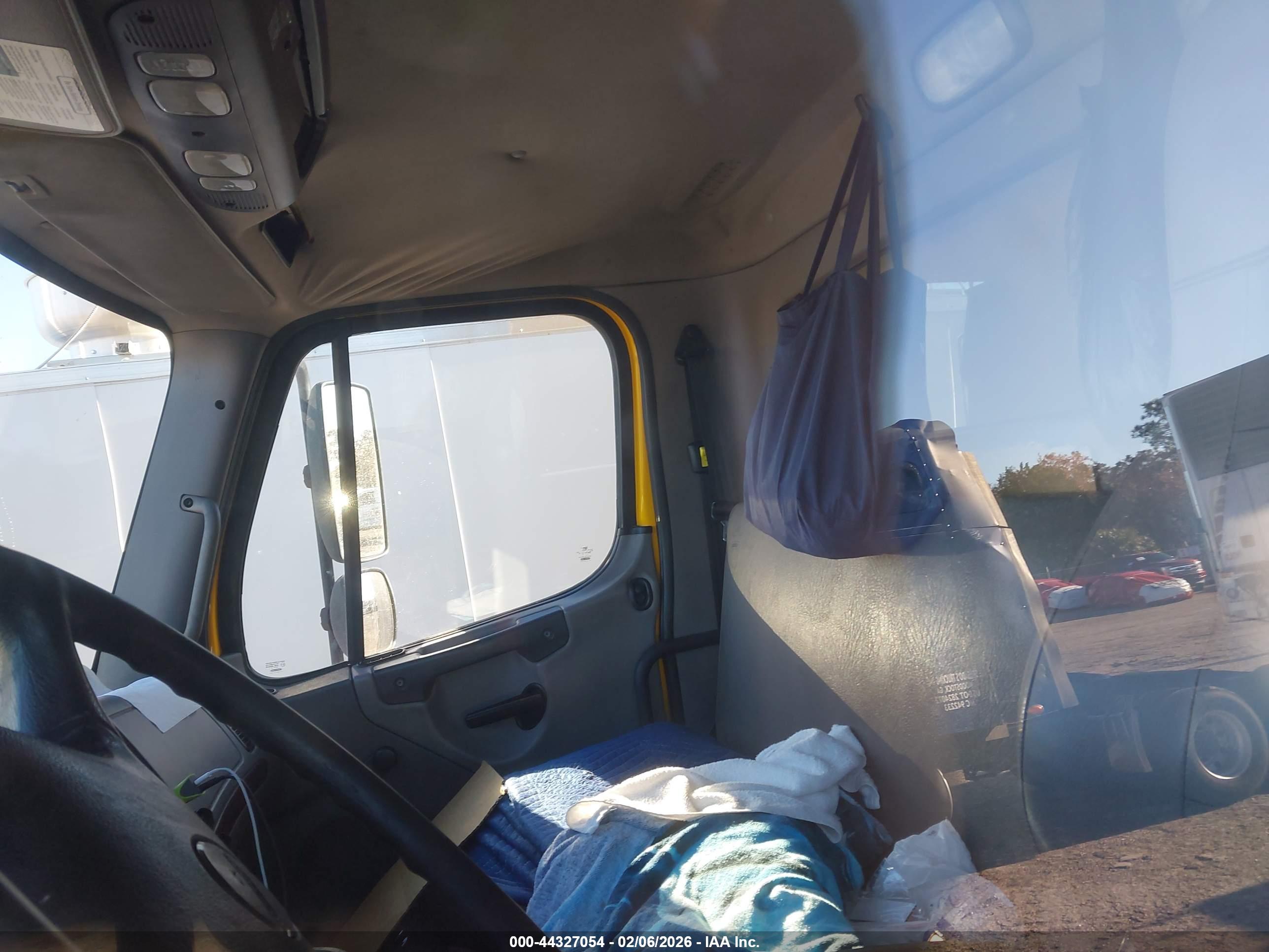 FREIGHTLINER M2 image 7