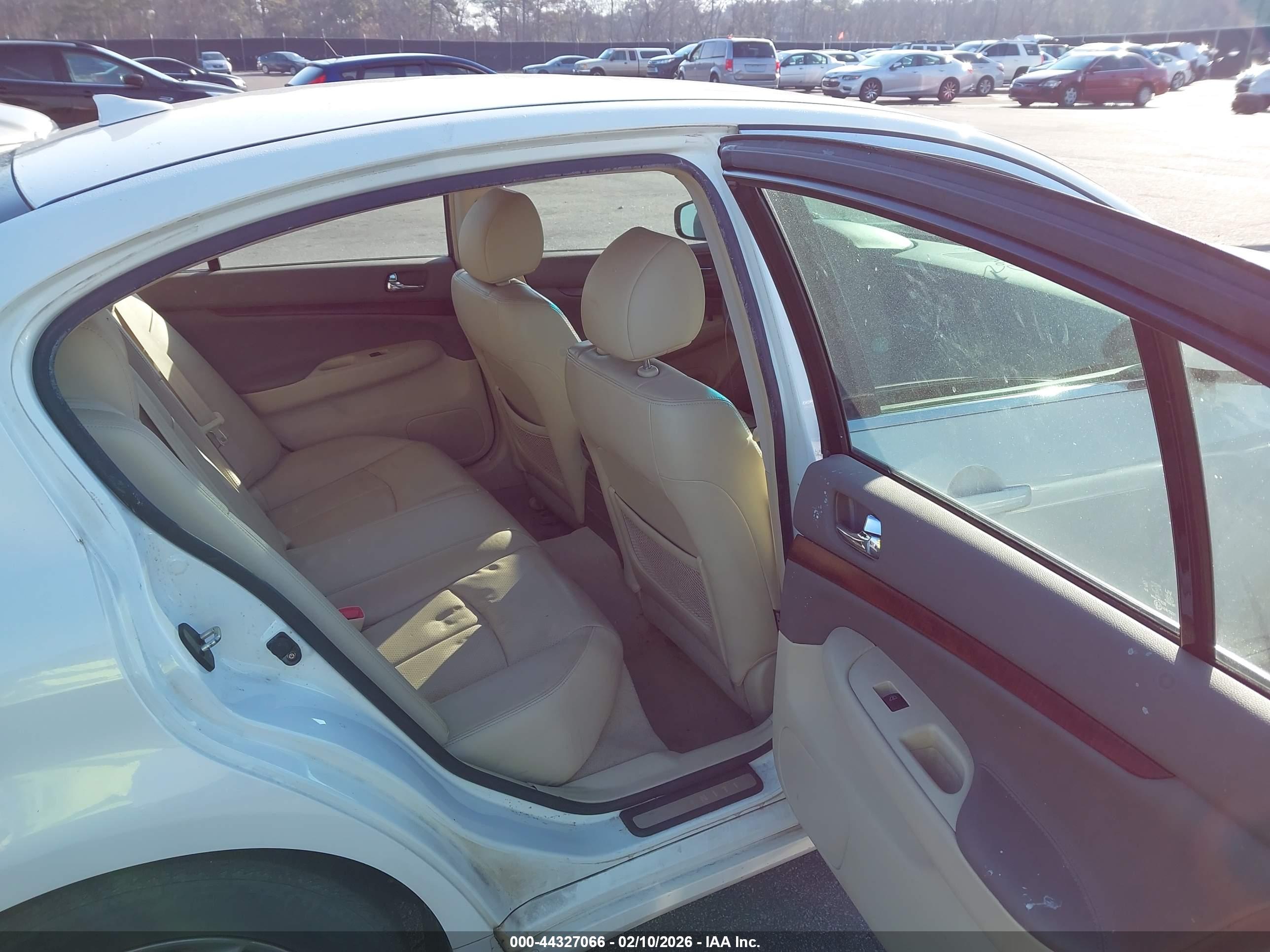 INFINITI G37 image 8