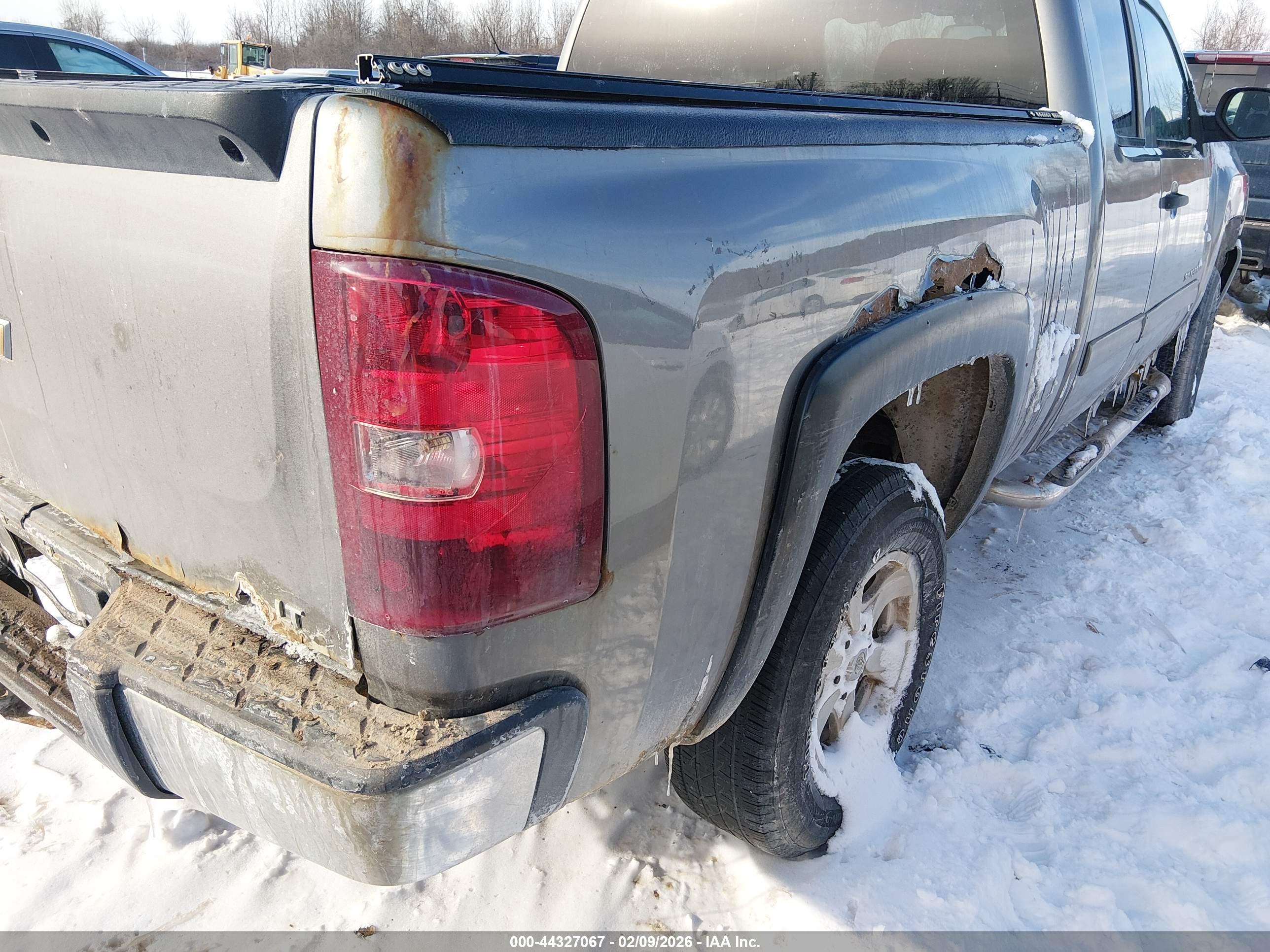 CHEVROLET SILVERADO image 4