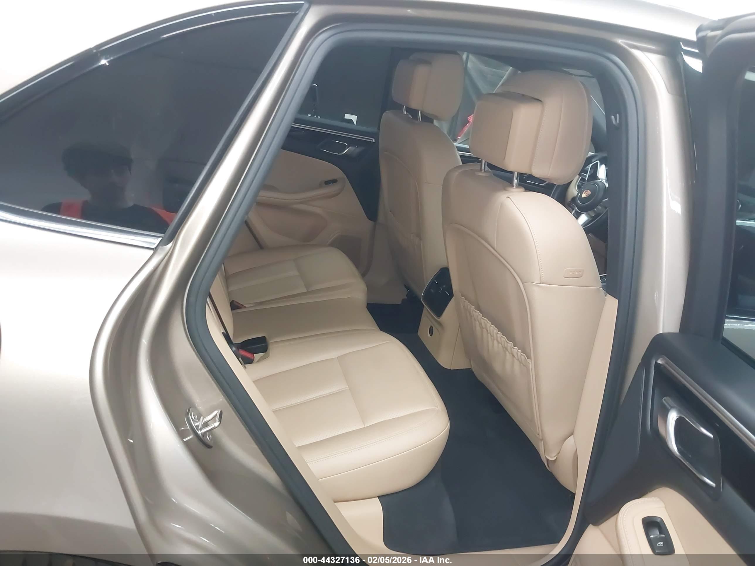 PORSCHE MACAN image 8