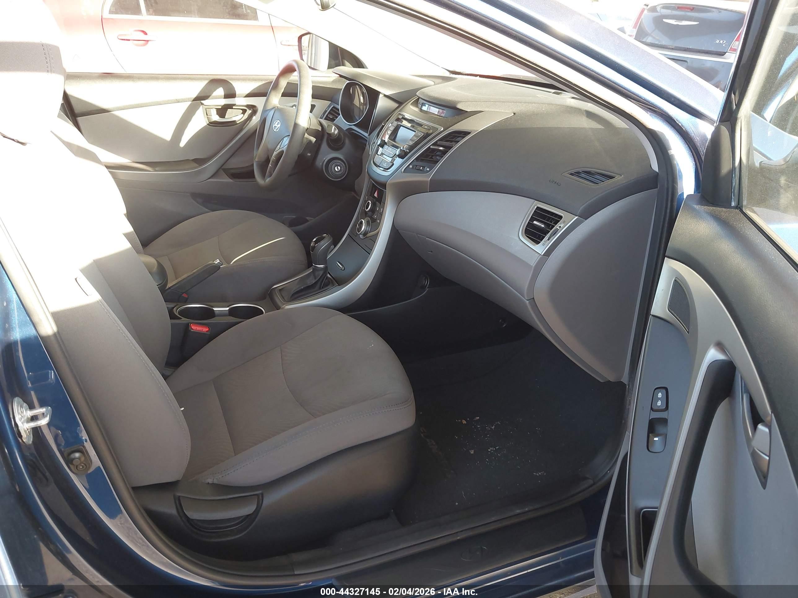 HYUNDAI ELANTRA image 5