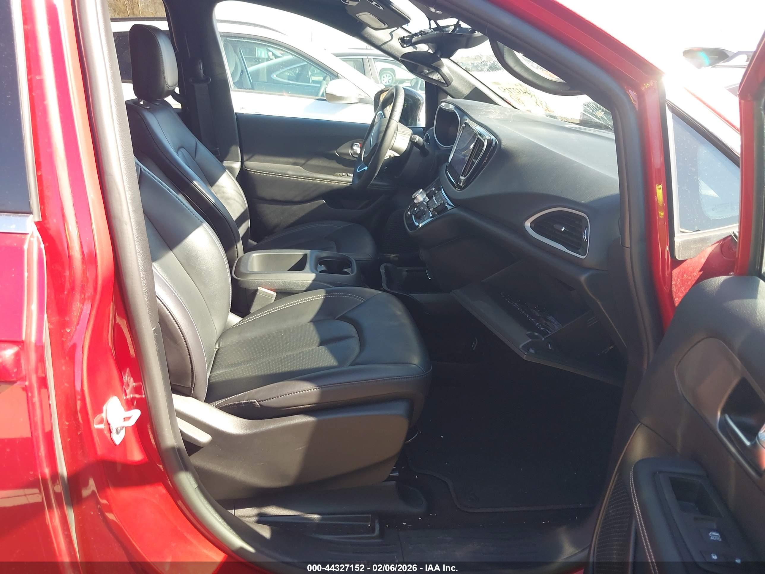 CHRYSLER PACIFICA image 5