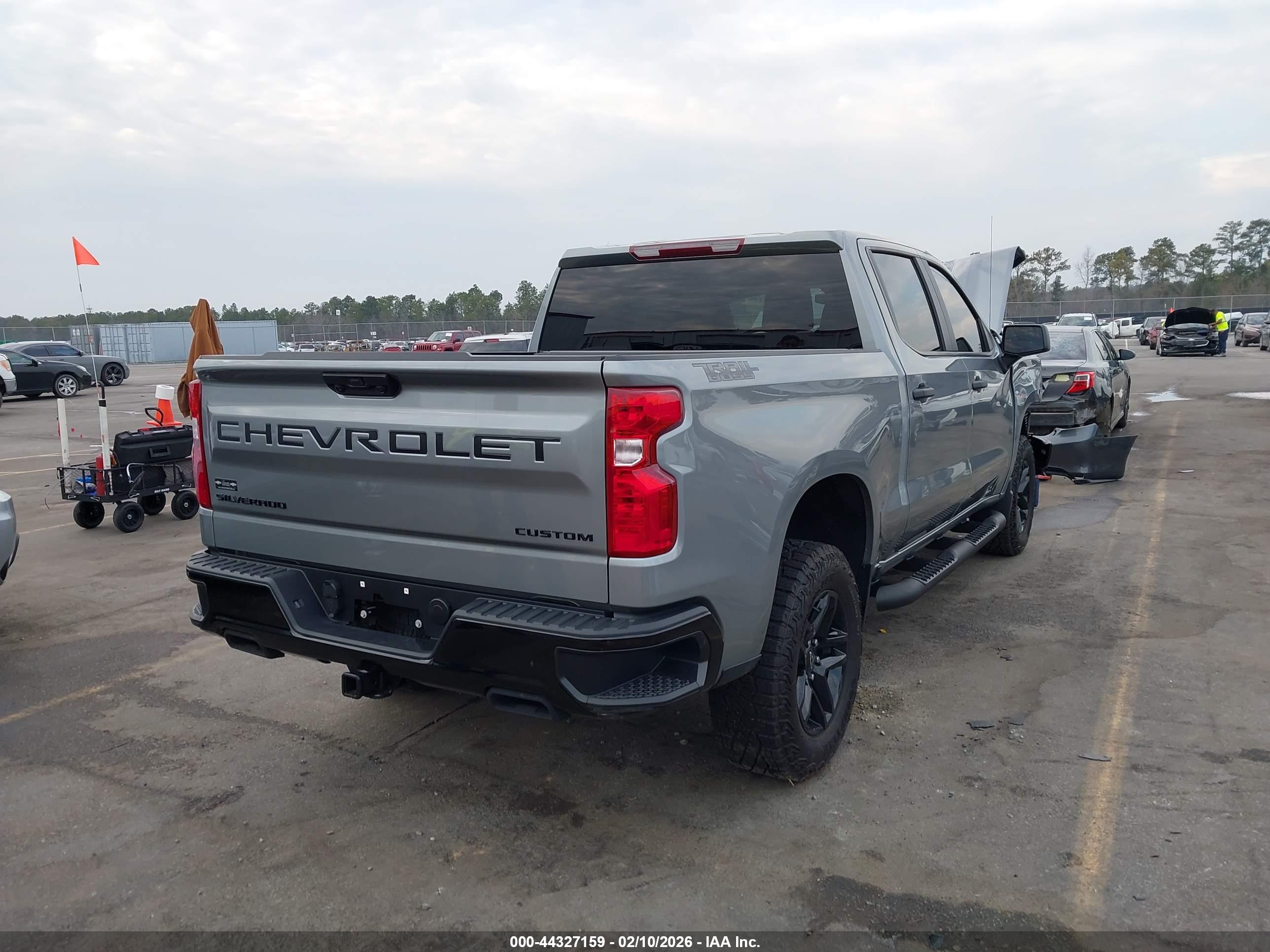 CHEVROLET SILVERADO image 4