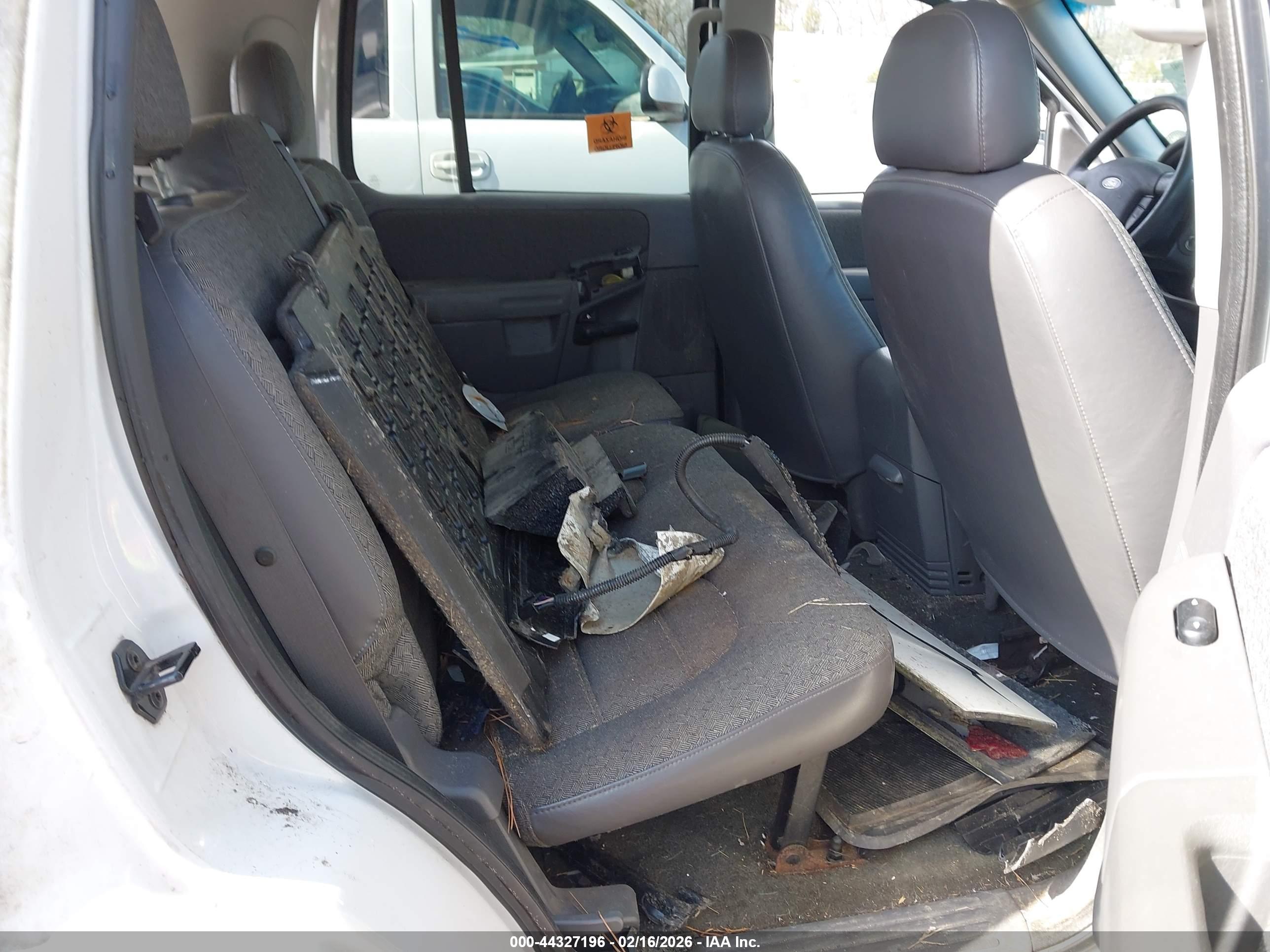 FORD EXPLORER image 8