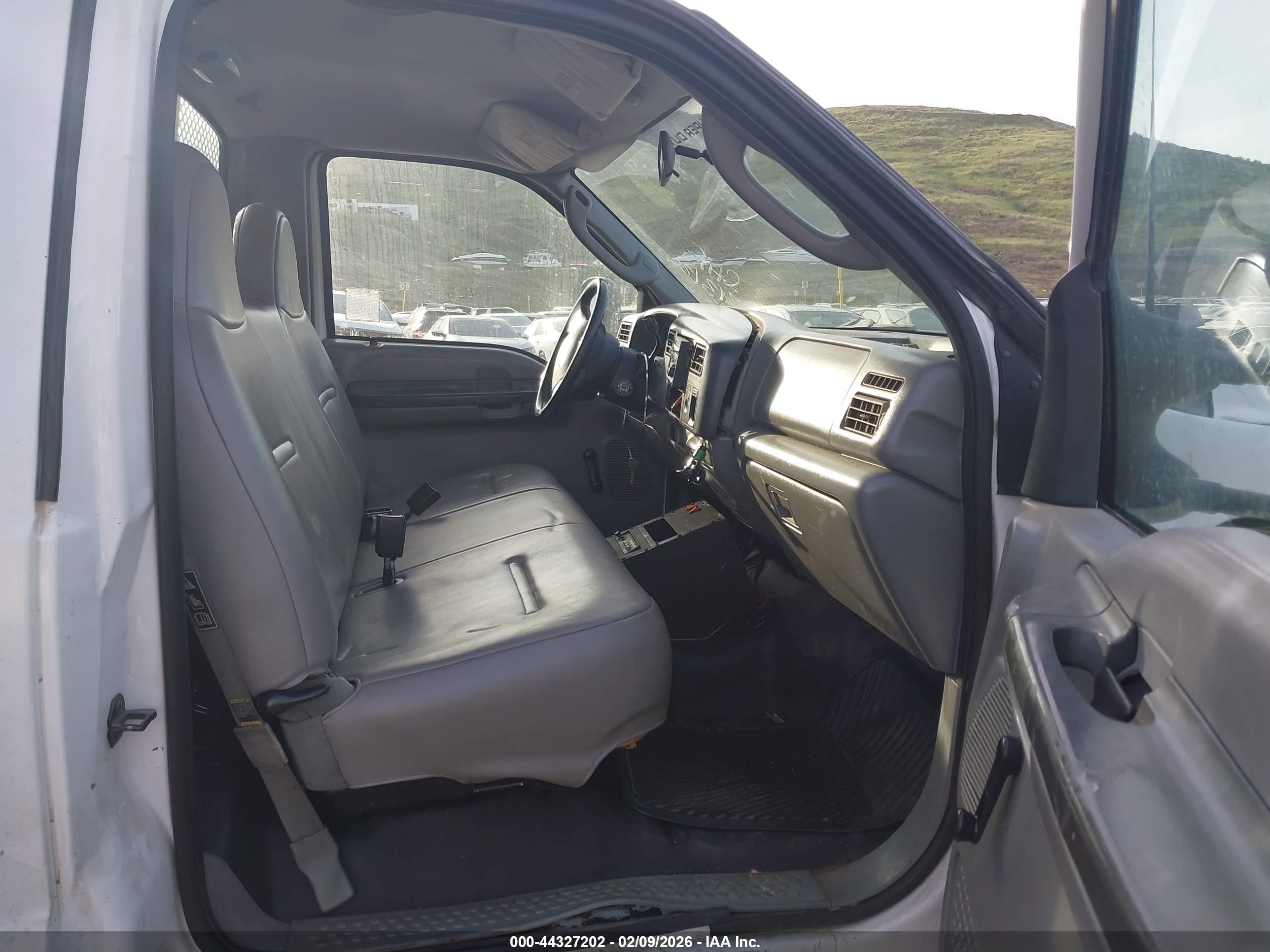 FORD F-550 image 8