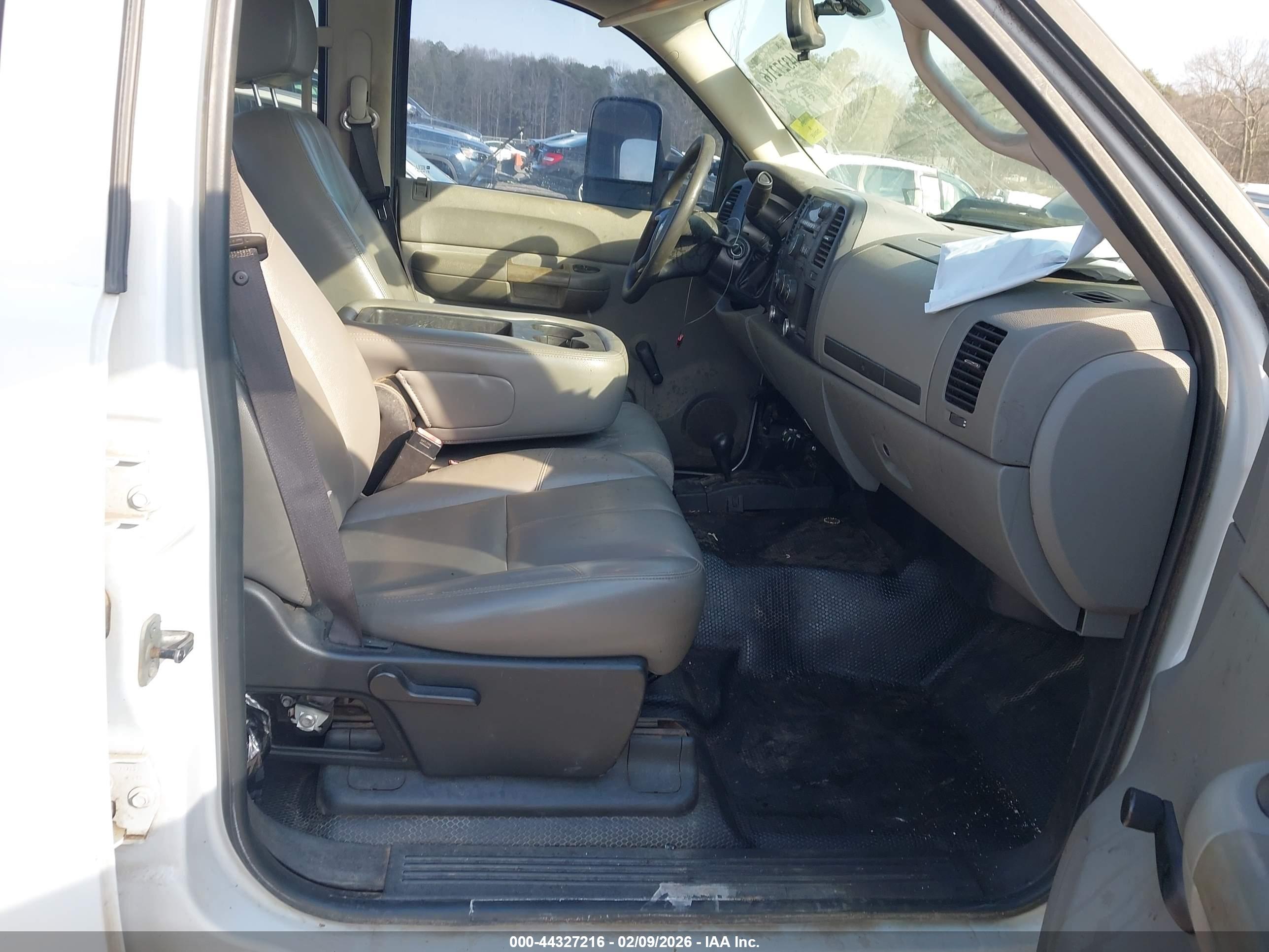 CHEVROLET SILVERADO image 5