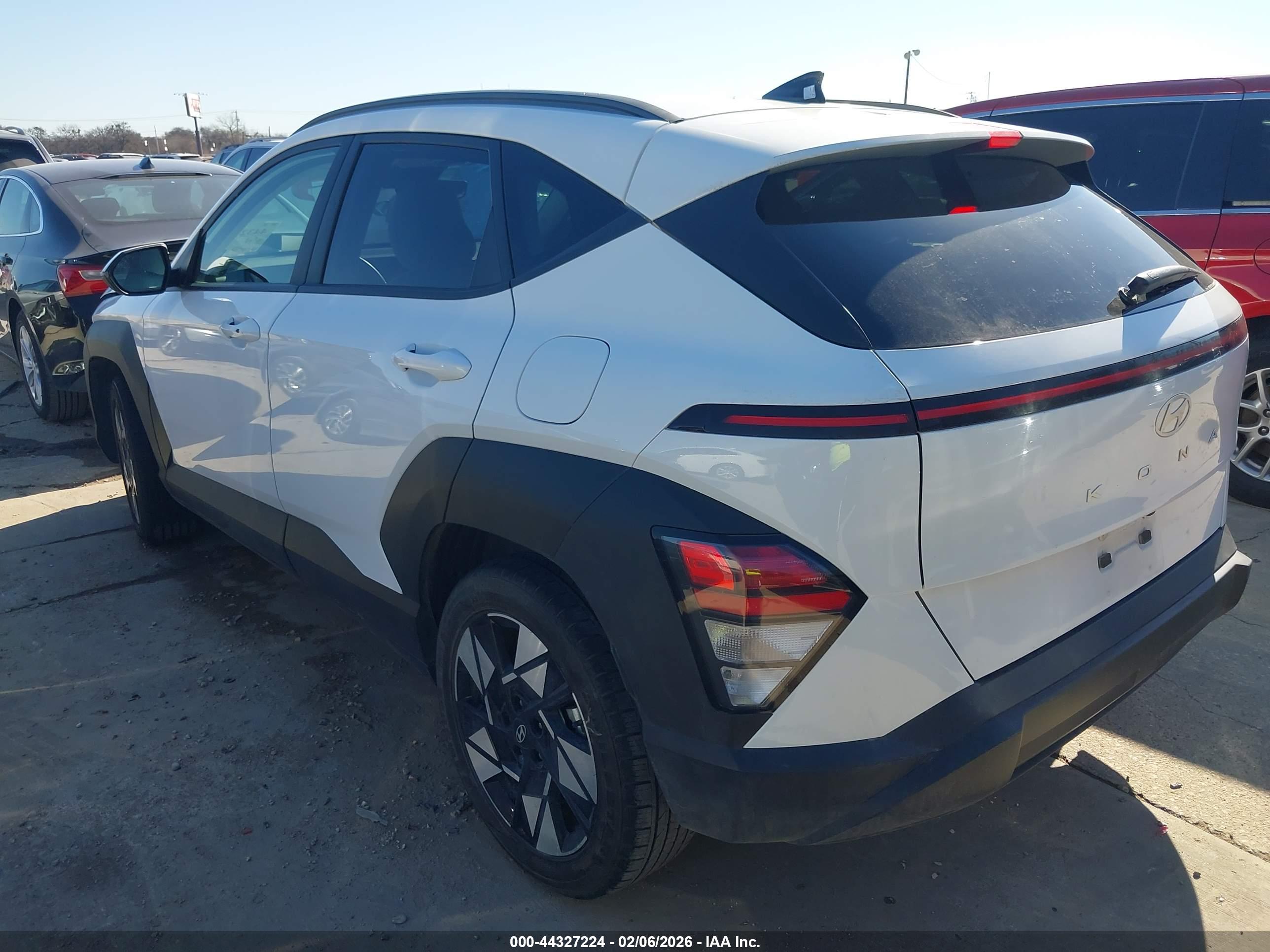 HYUNDAI KONA image 3