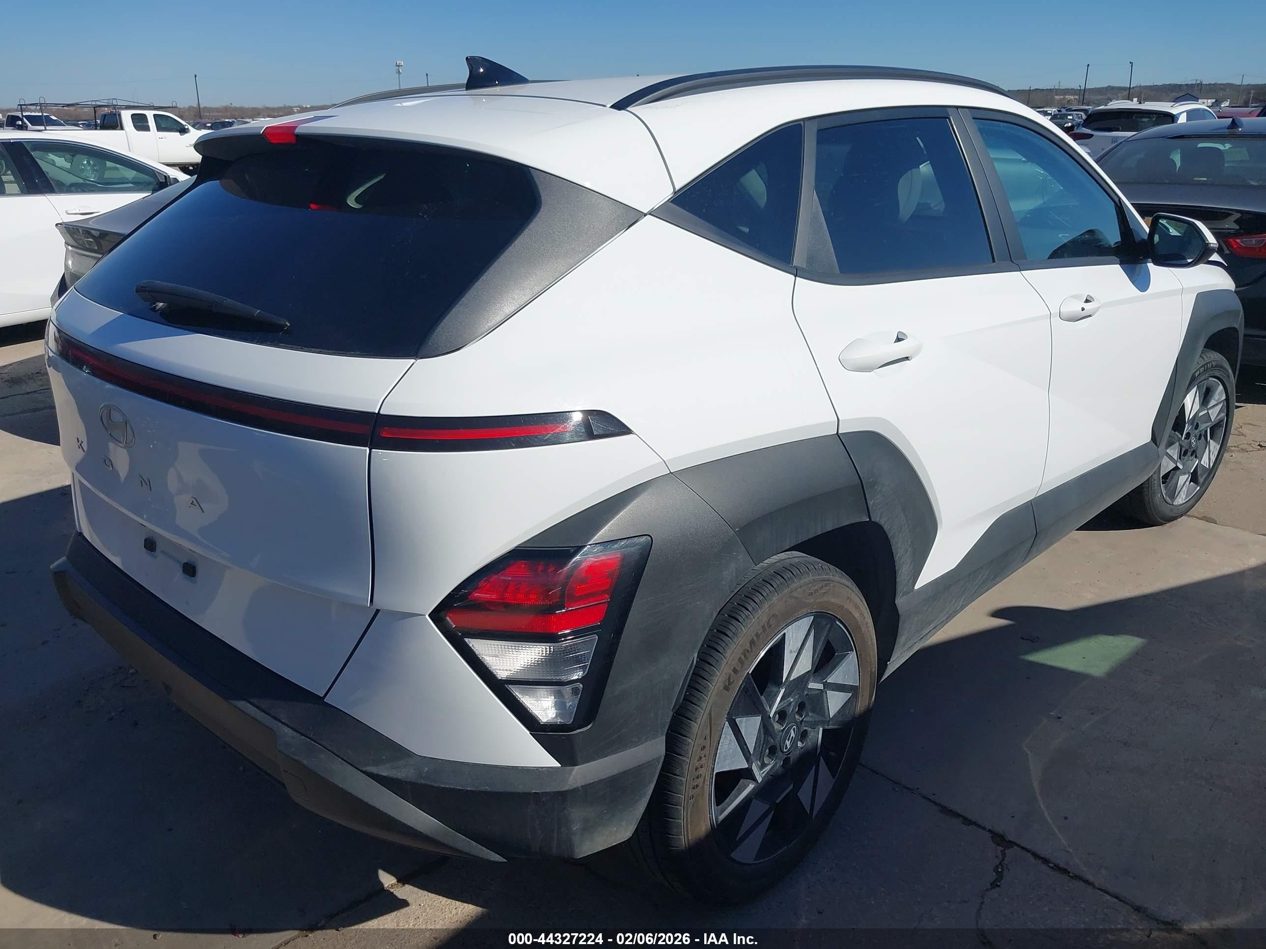 HYUNDAI KONA image 4