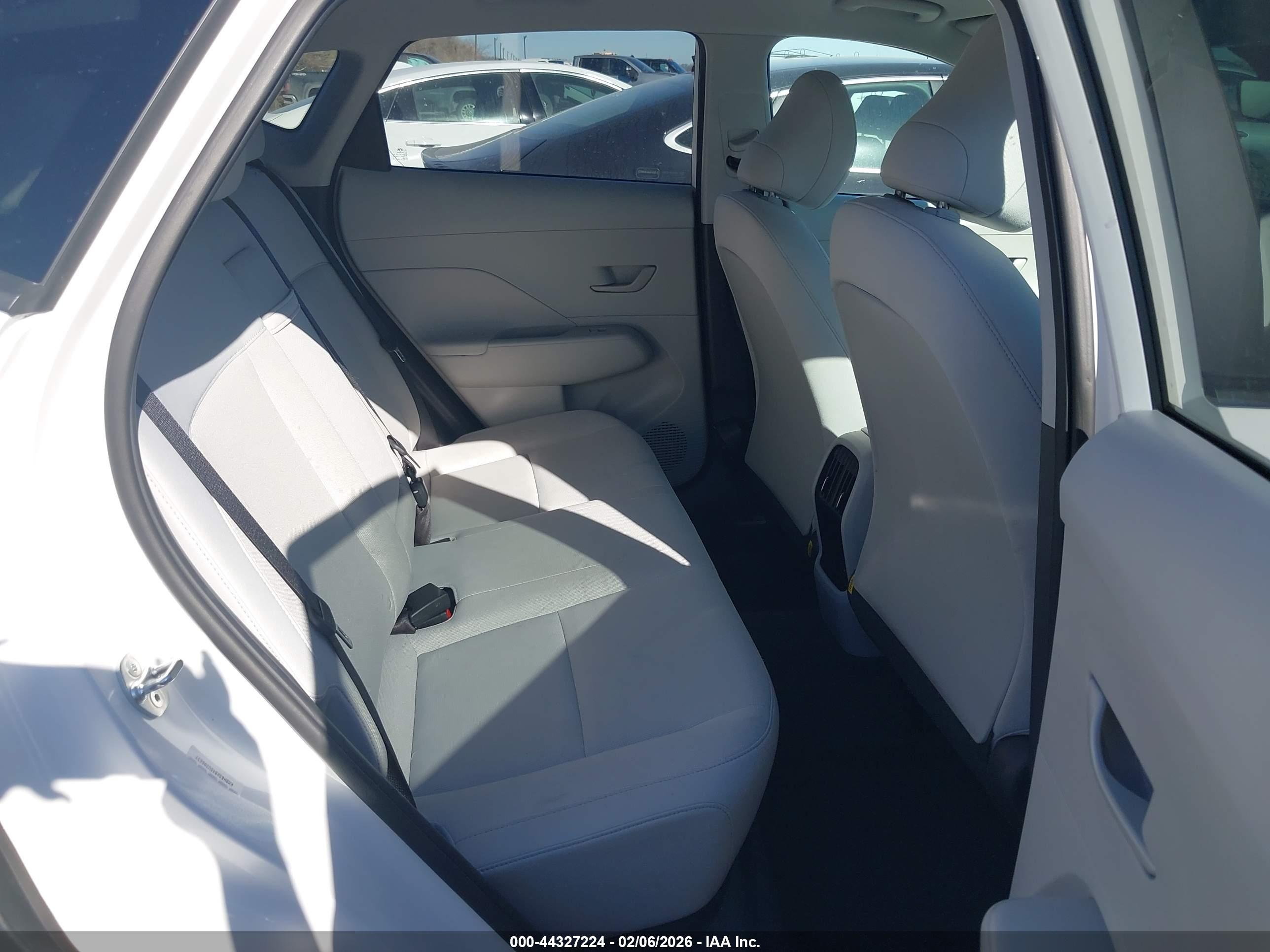 HYUNDAI KONA image 8