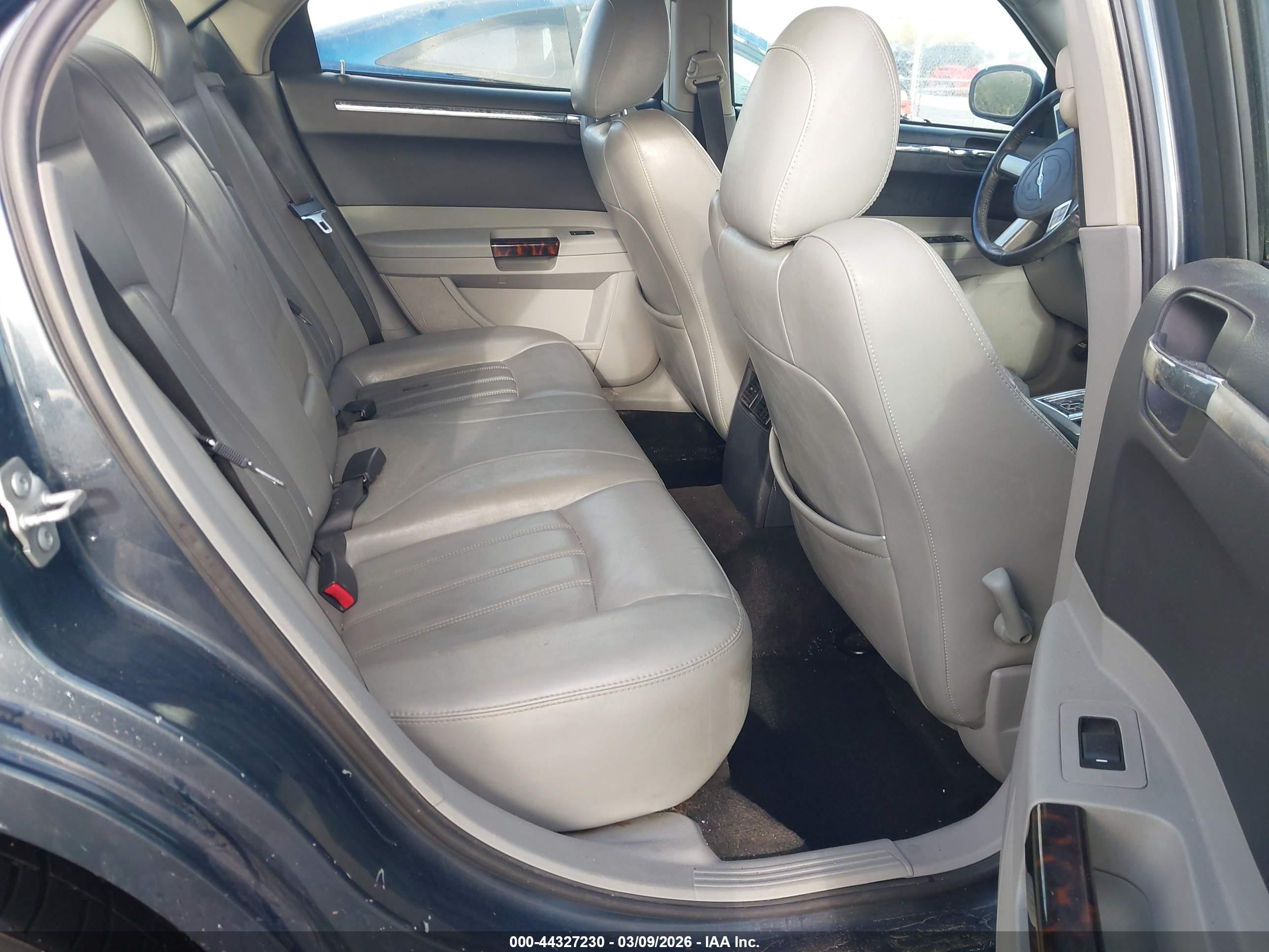 CHRYSLER 300C image 8