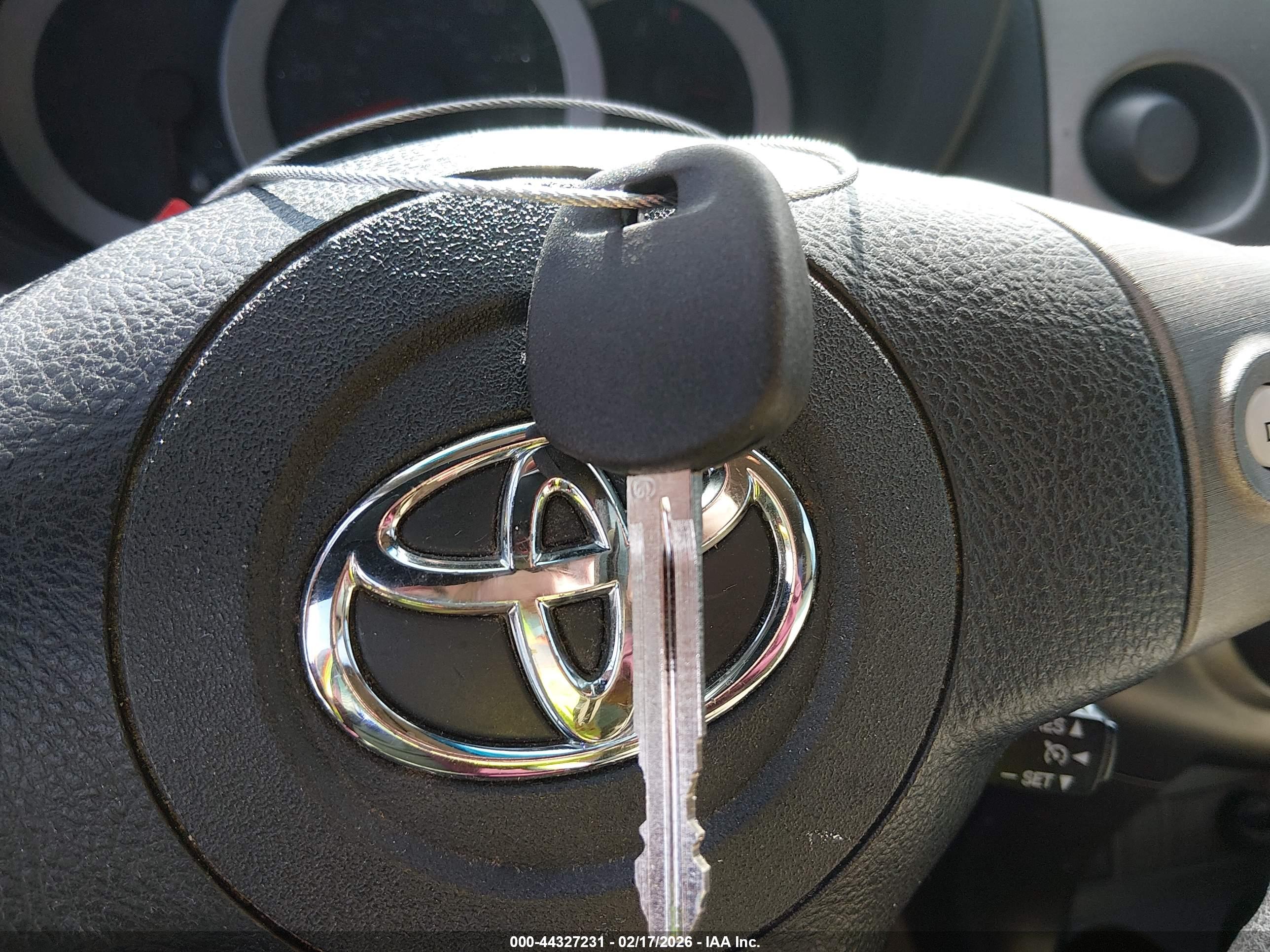 TOYOTA RAV4 image 11