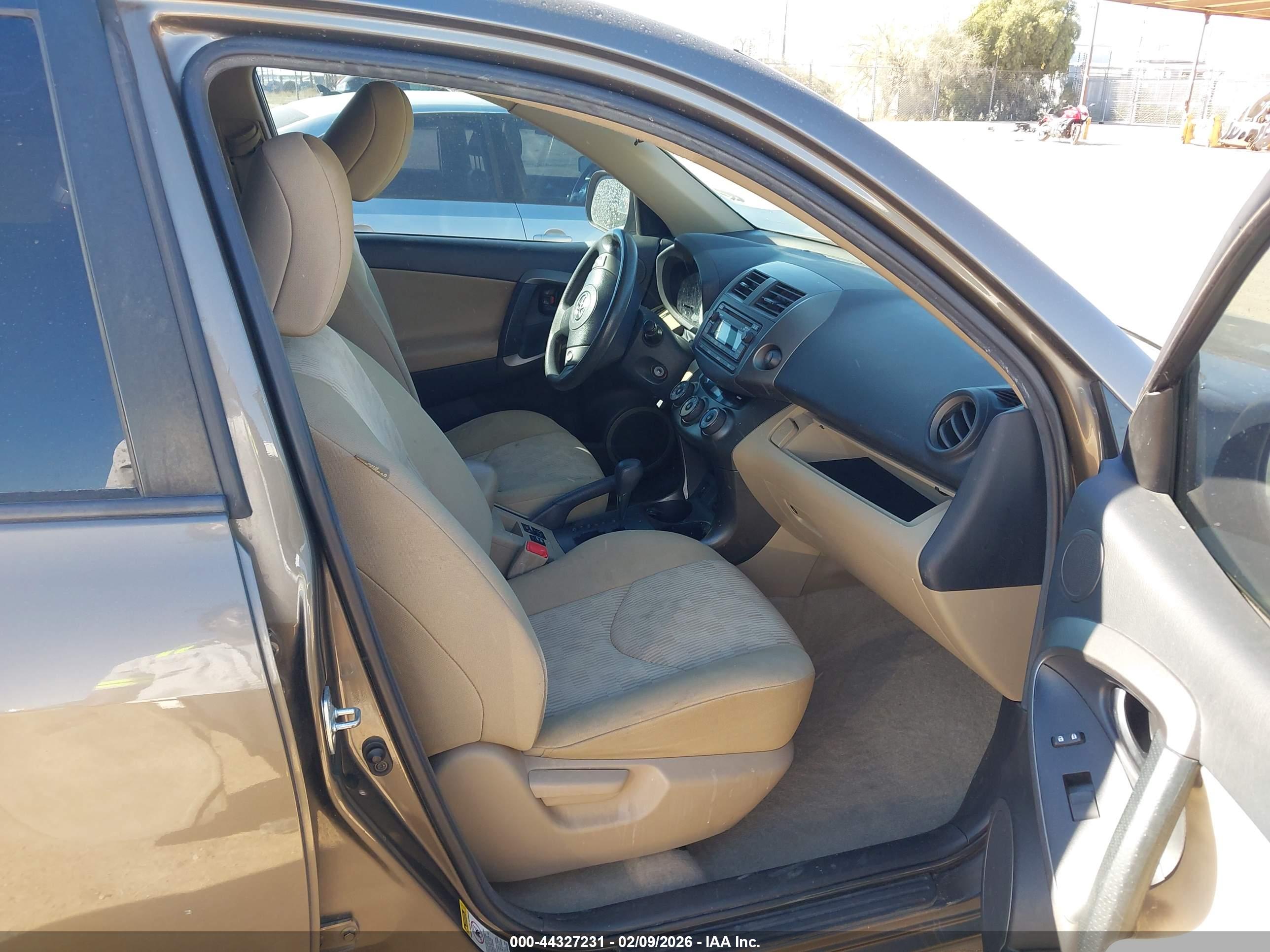 TOYOTA RAV4 image 5