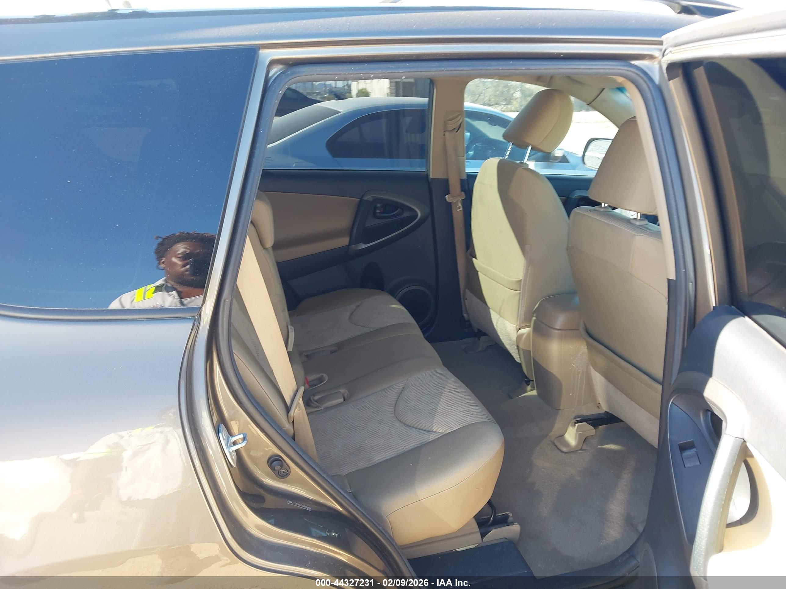 TOYOTA RAV4 image 8