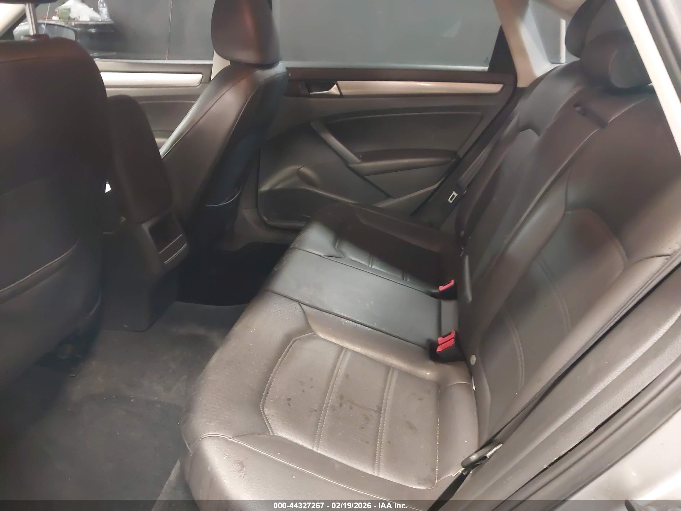 VOLKSWAGEN PASSAT image 8