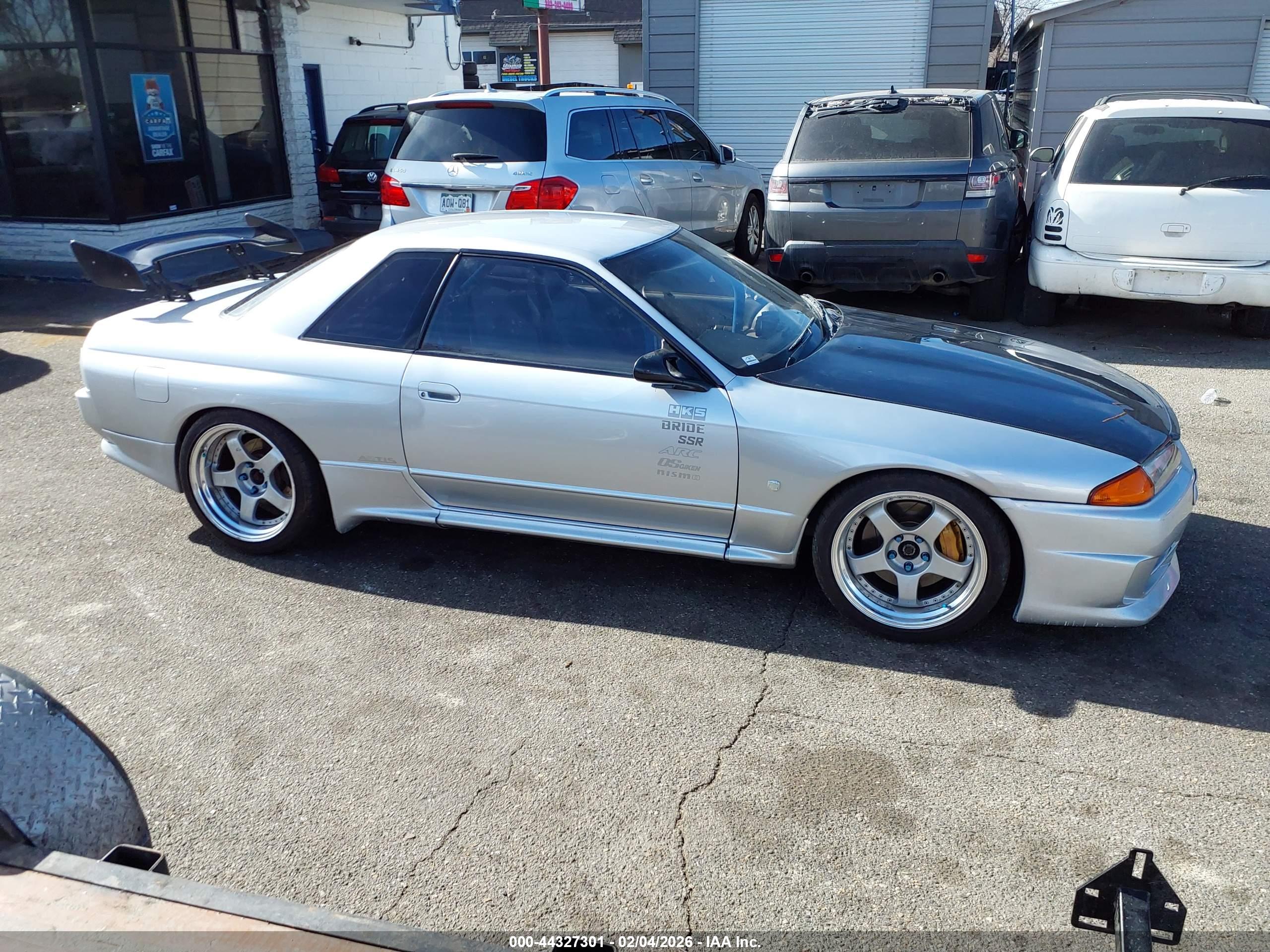 NISSAN SKYLINE image 2