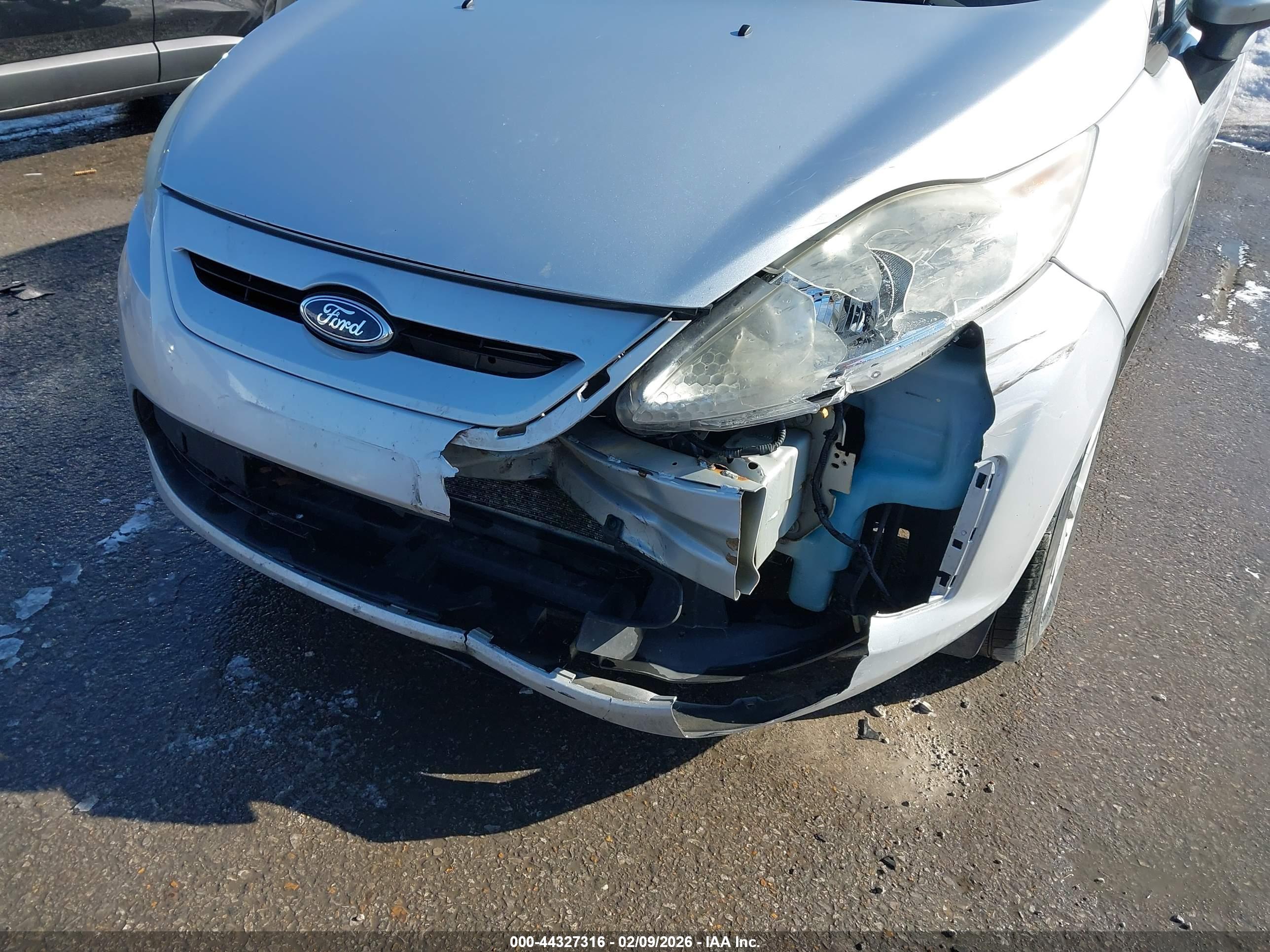 FORD FIESTA image 6