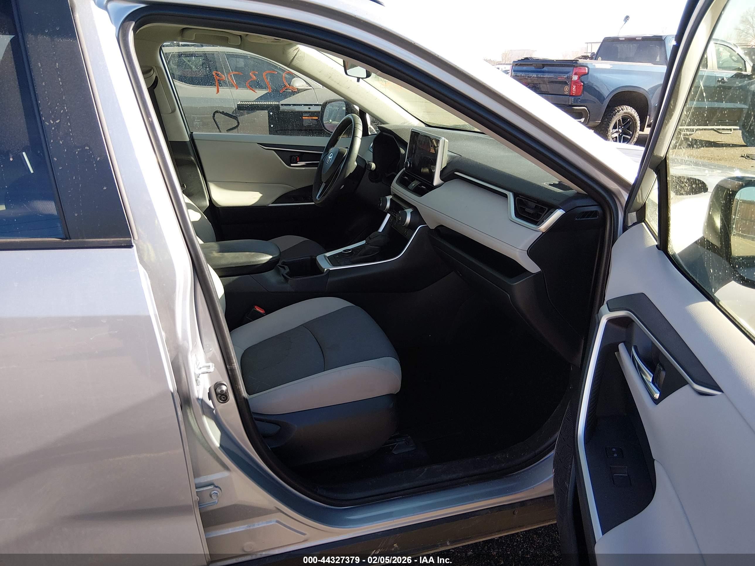 TOYOTA RAV4 image 5
