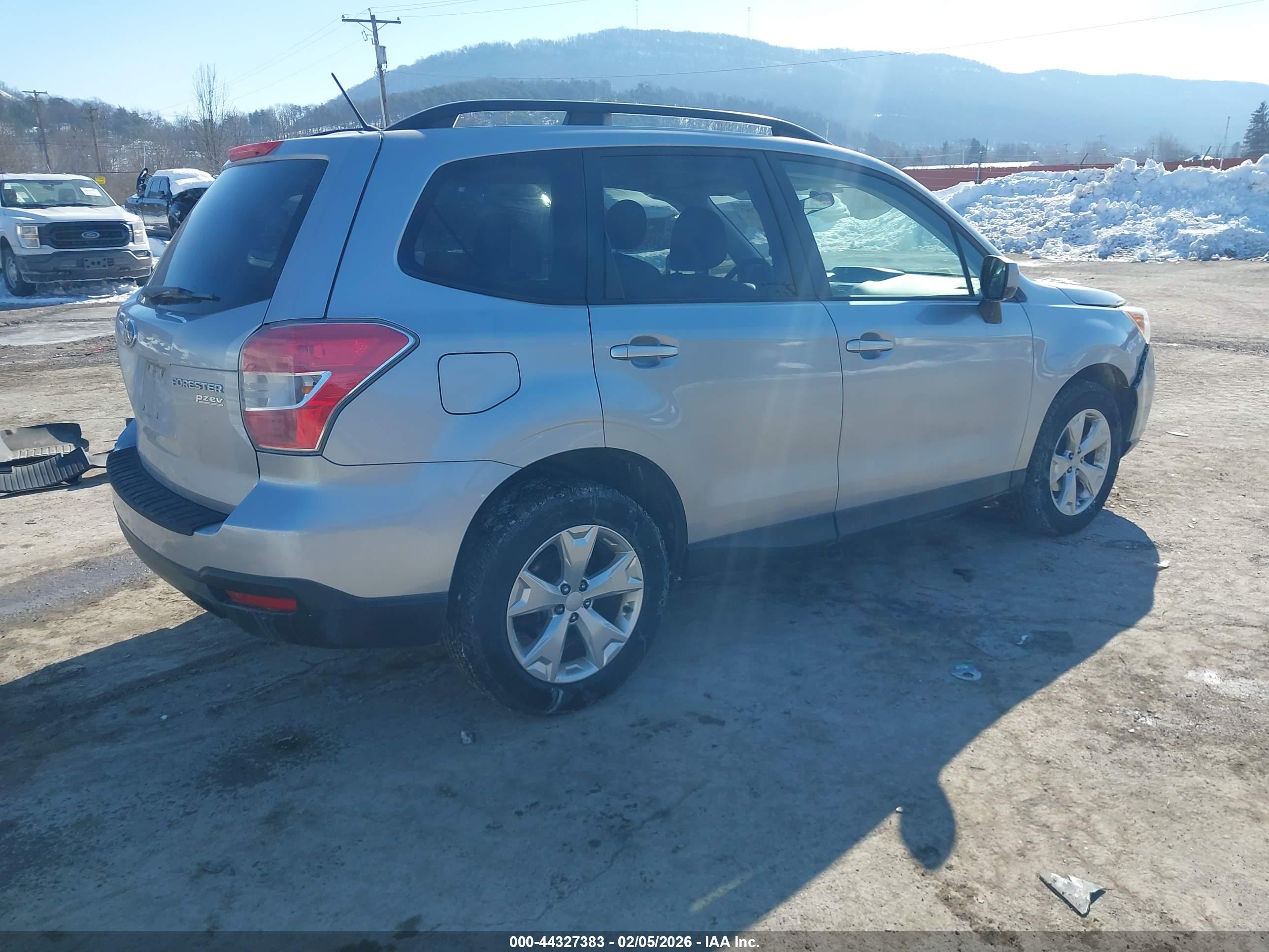 SUBARU FORESTER image 4