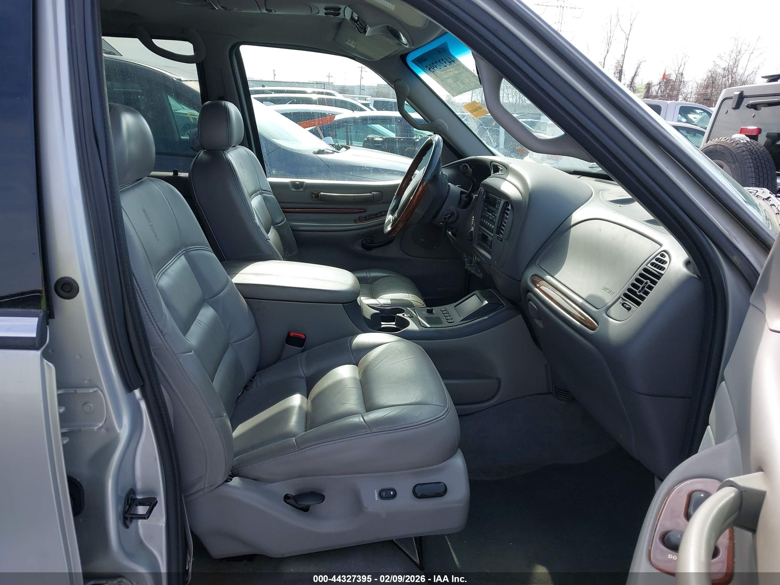 LINCOLN NAVIGATOR image 5