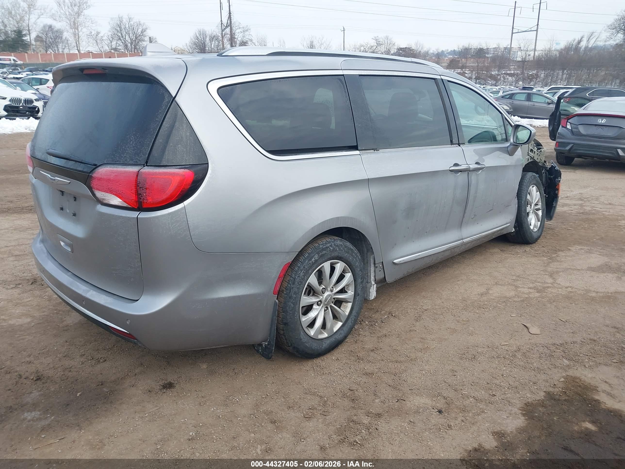 CHRYSLER PACIFICA image 4