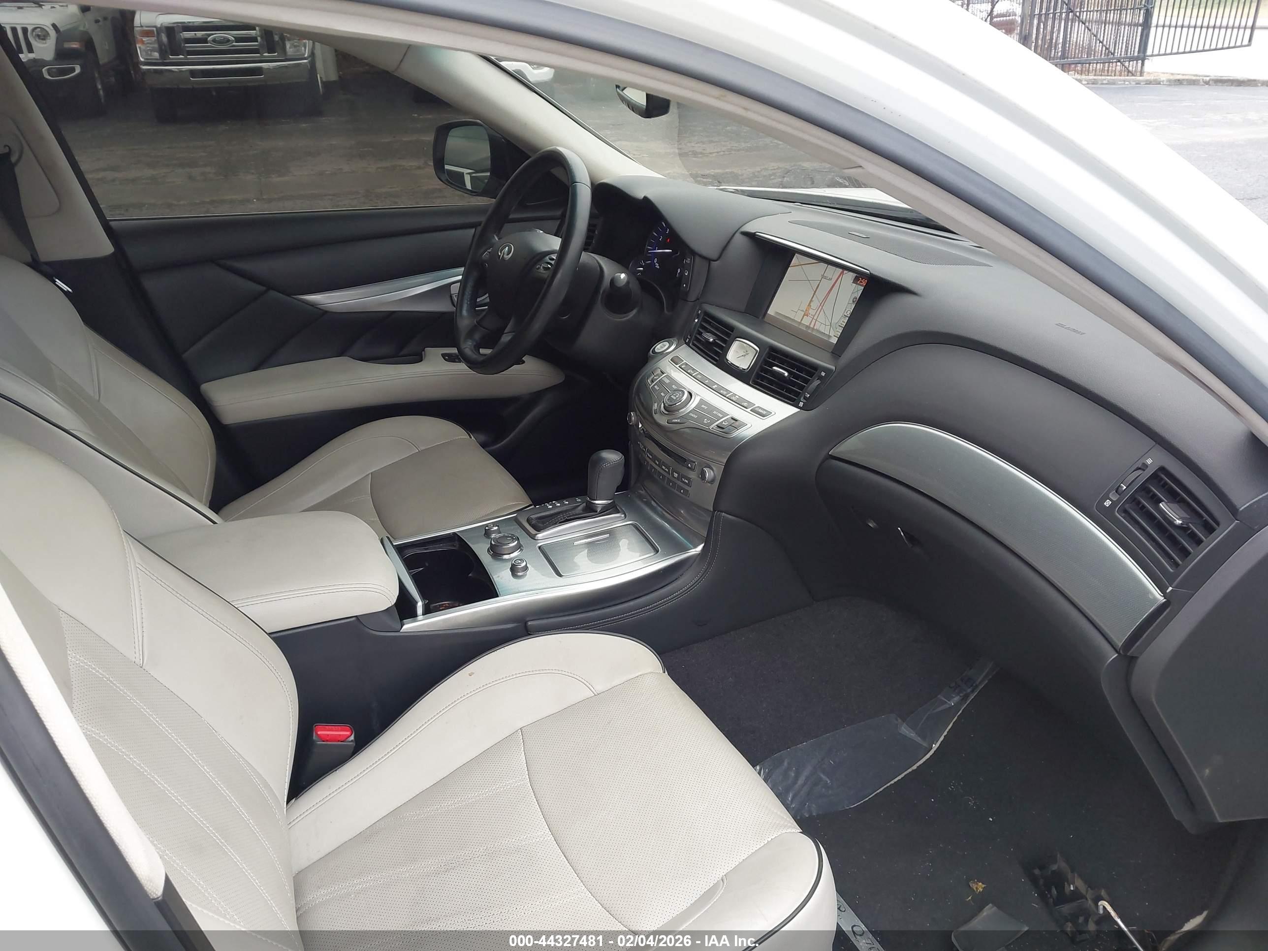 INFINITI Q70L image 5
