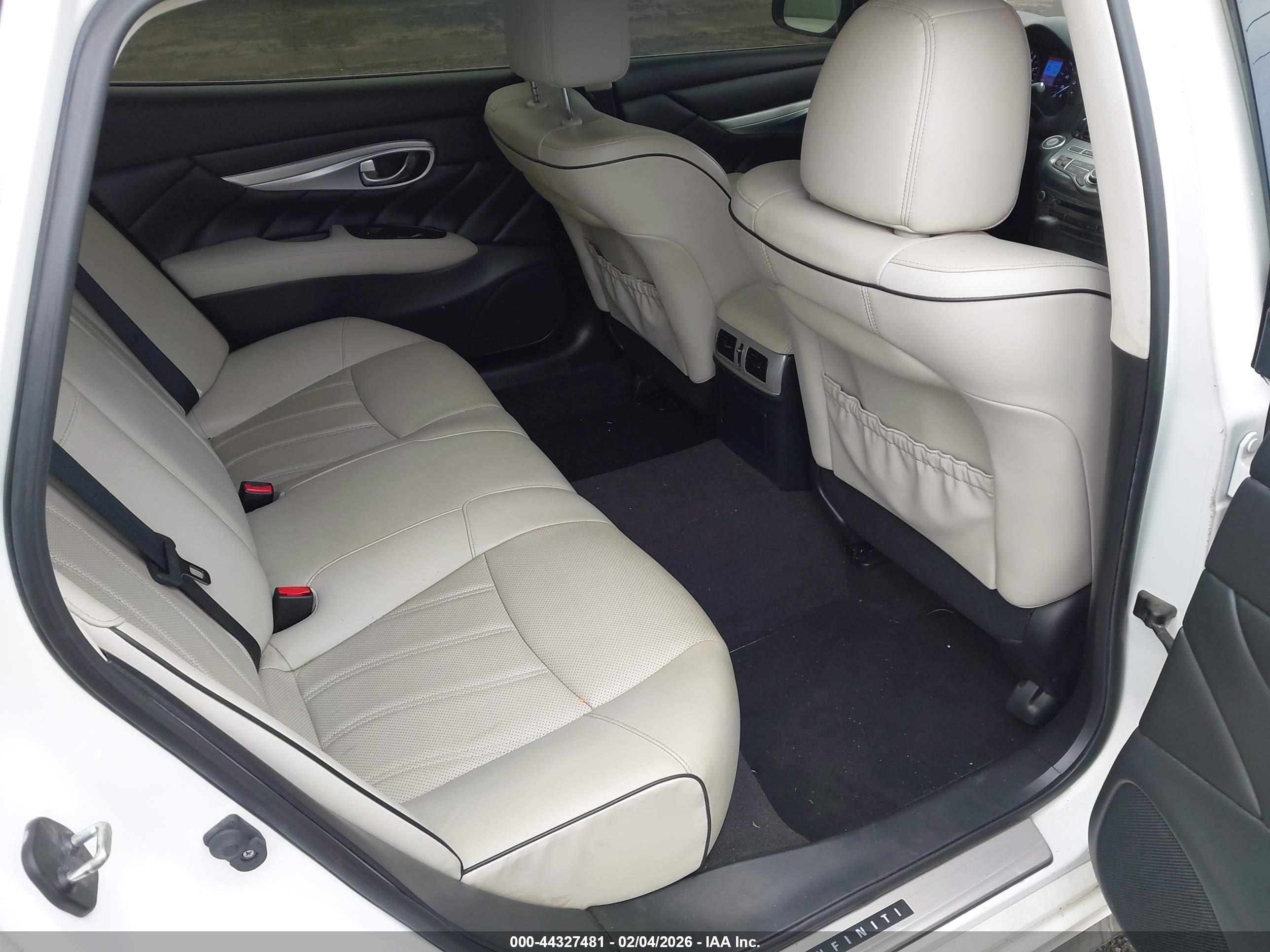 INFINITI Q70L image 8