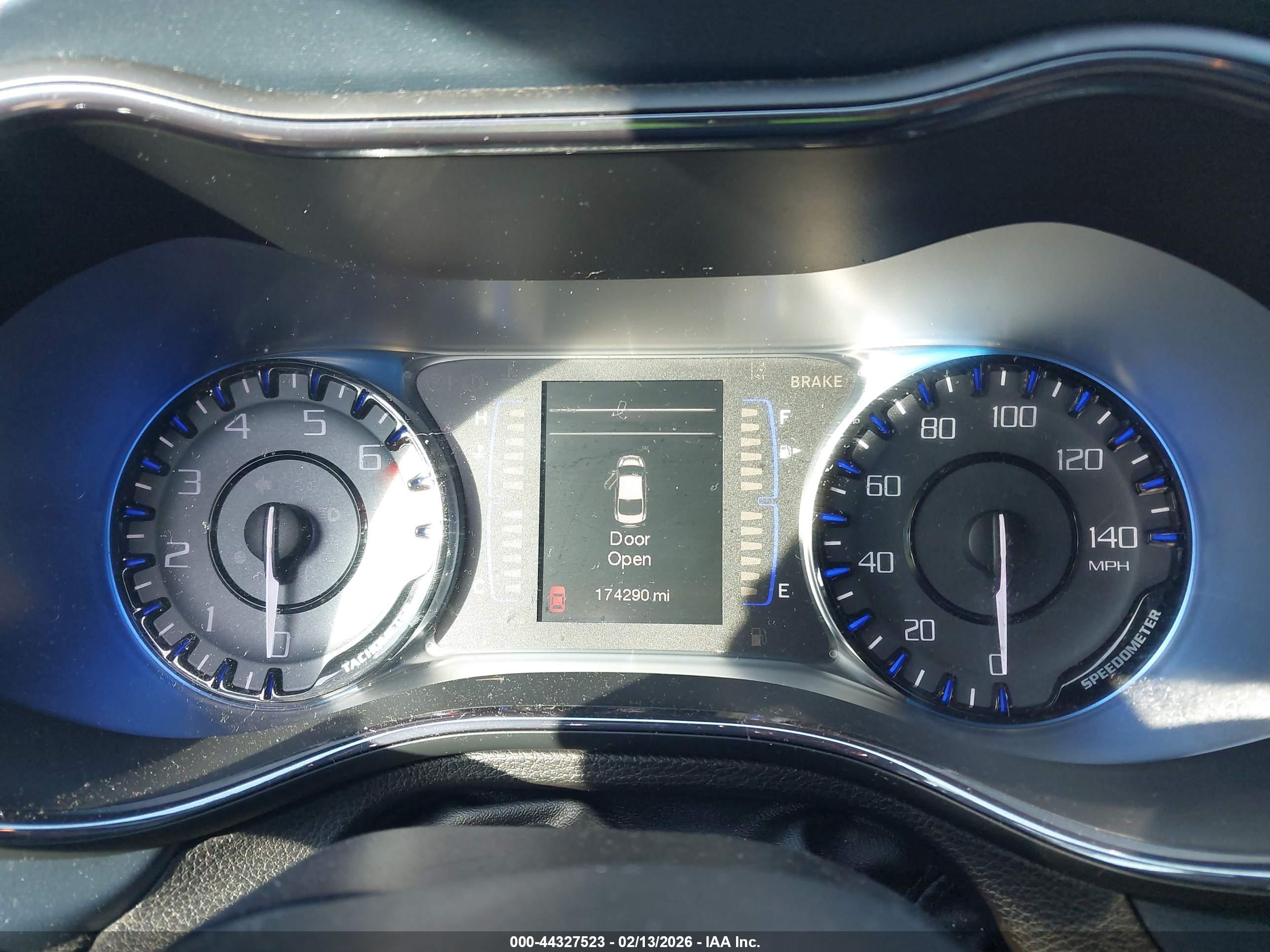 CHRYSLER 200 image 7