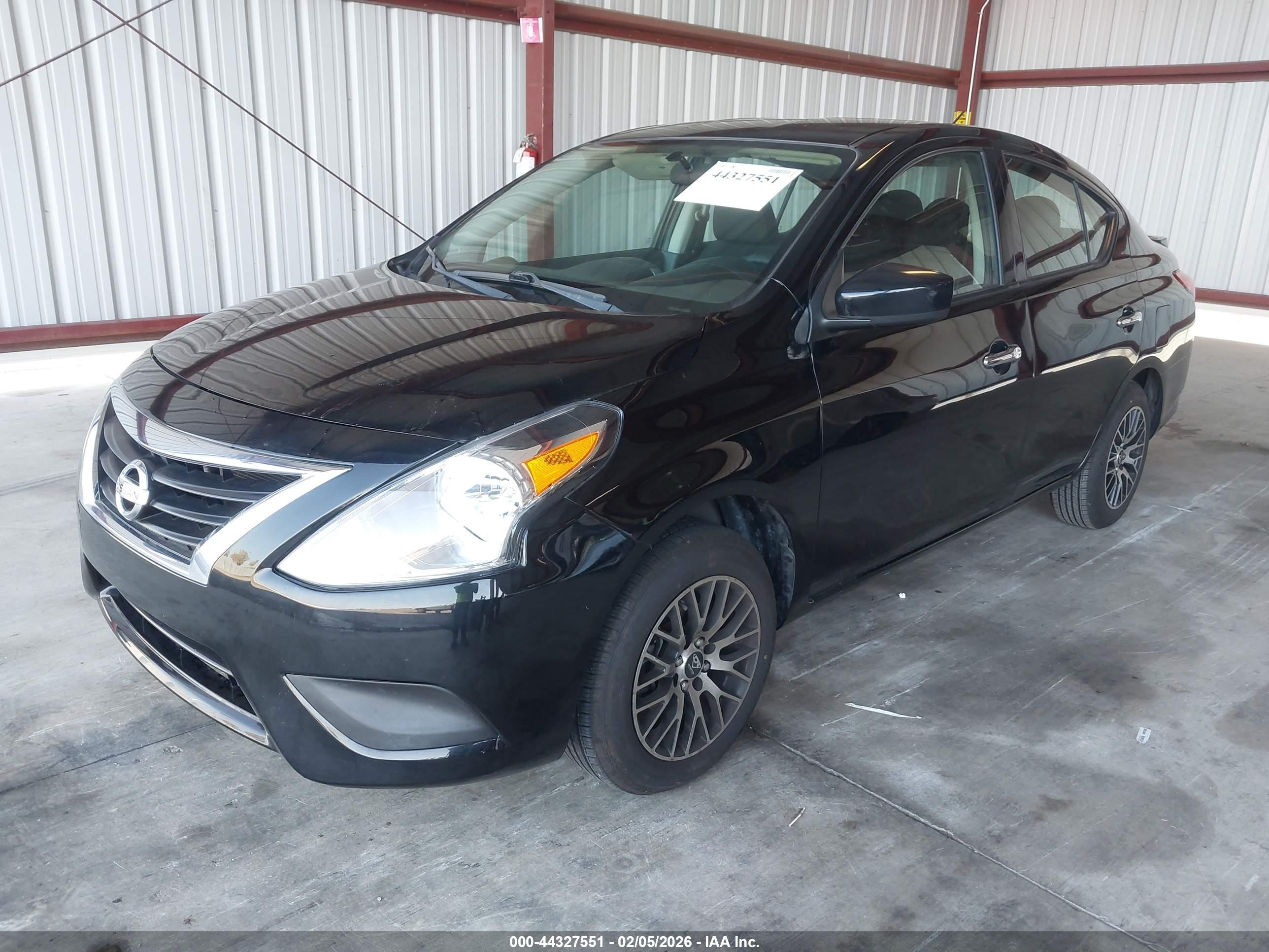 NISSAN VERSA image 2