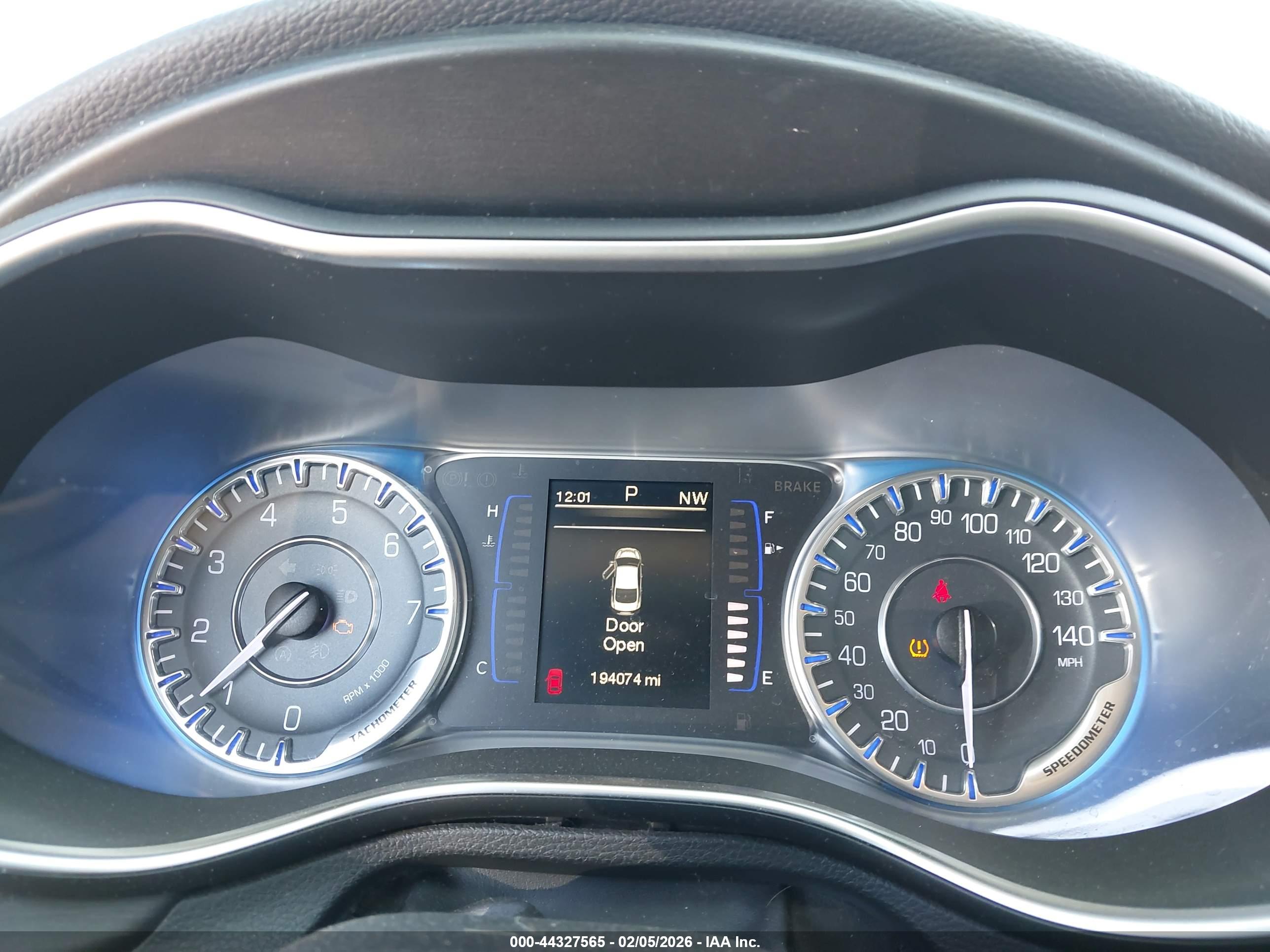 CHRYSLER 200 image 7